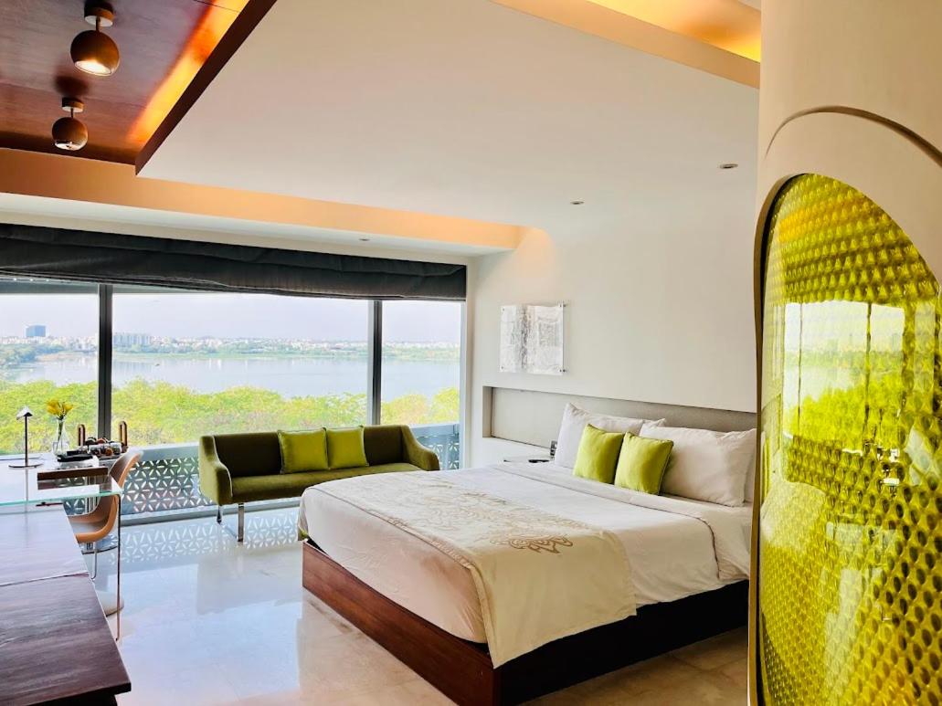 Double Room with Lake View (20% off on session of Spa ,15% Off on Laundry service ,Complimentary Welcome Drink on arrival)
