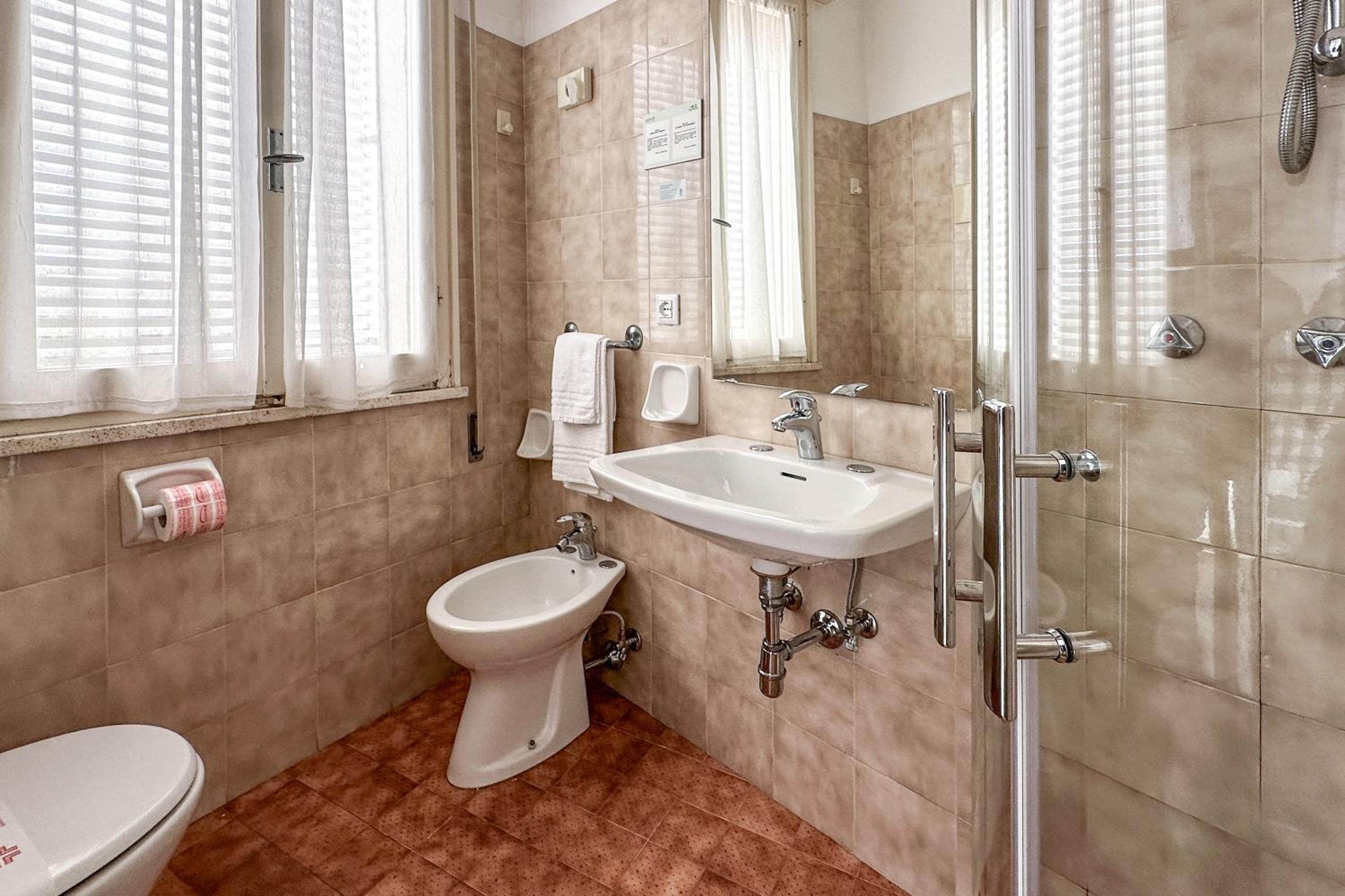 Double Room with Balcony - Photo 7