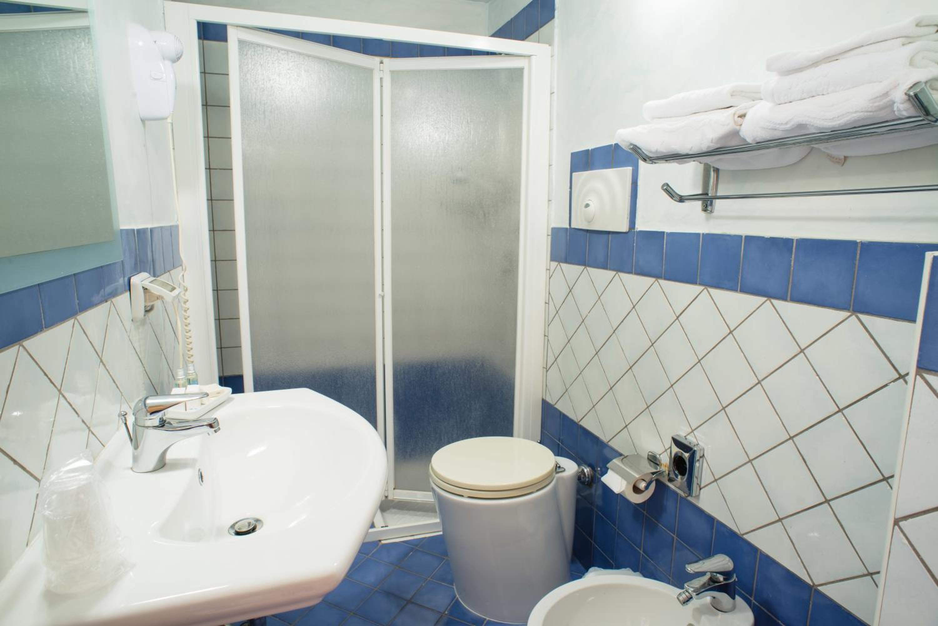 Double Room with Balcony - Photo 4
