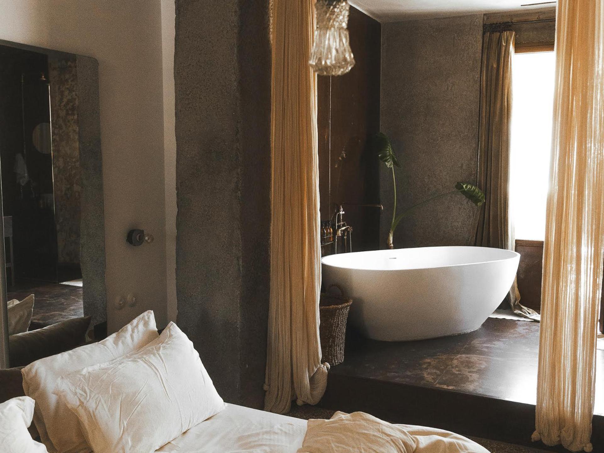 Velvet room with balcony photo 3