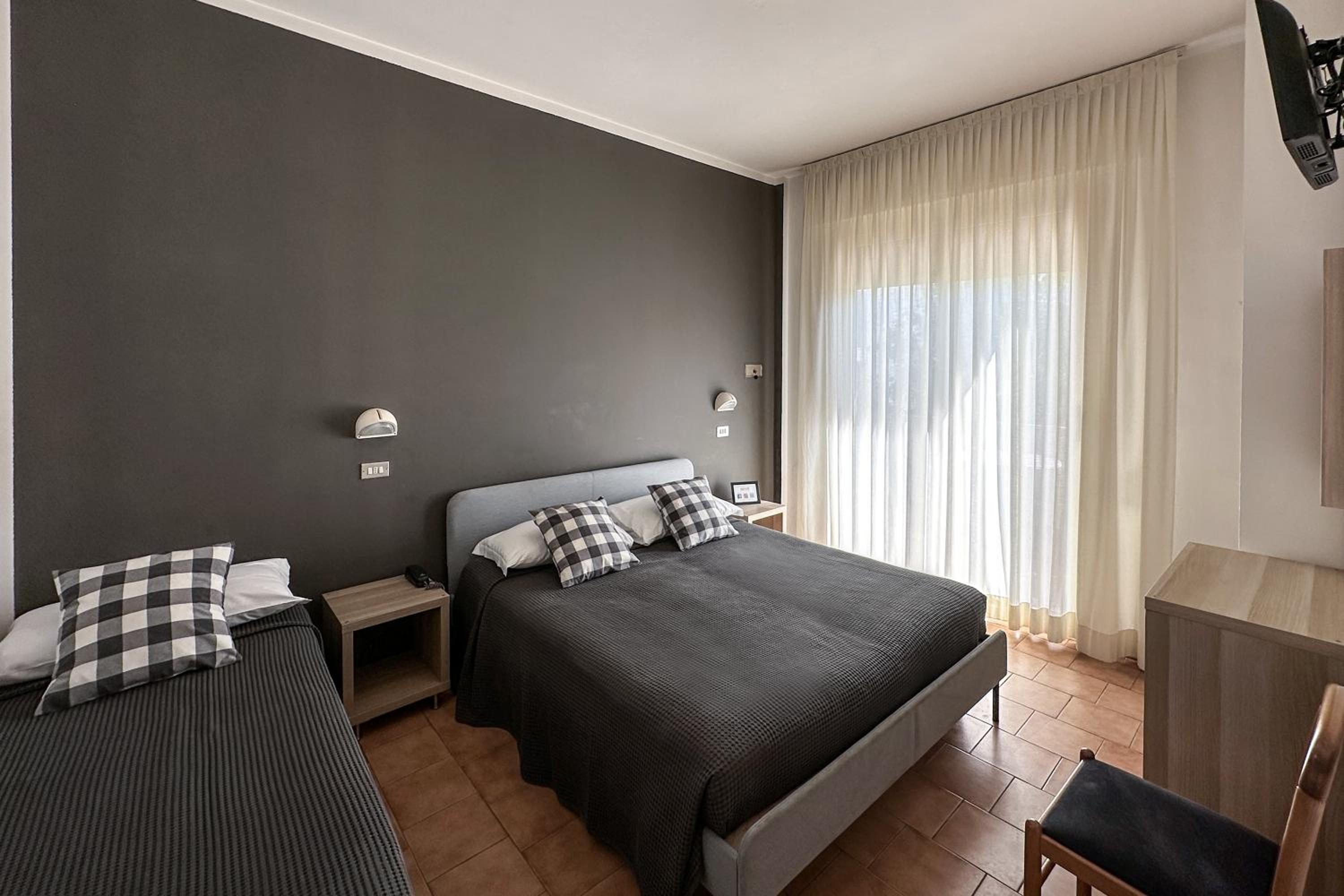Triple Room with Balcony - Photo 2
