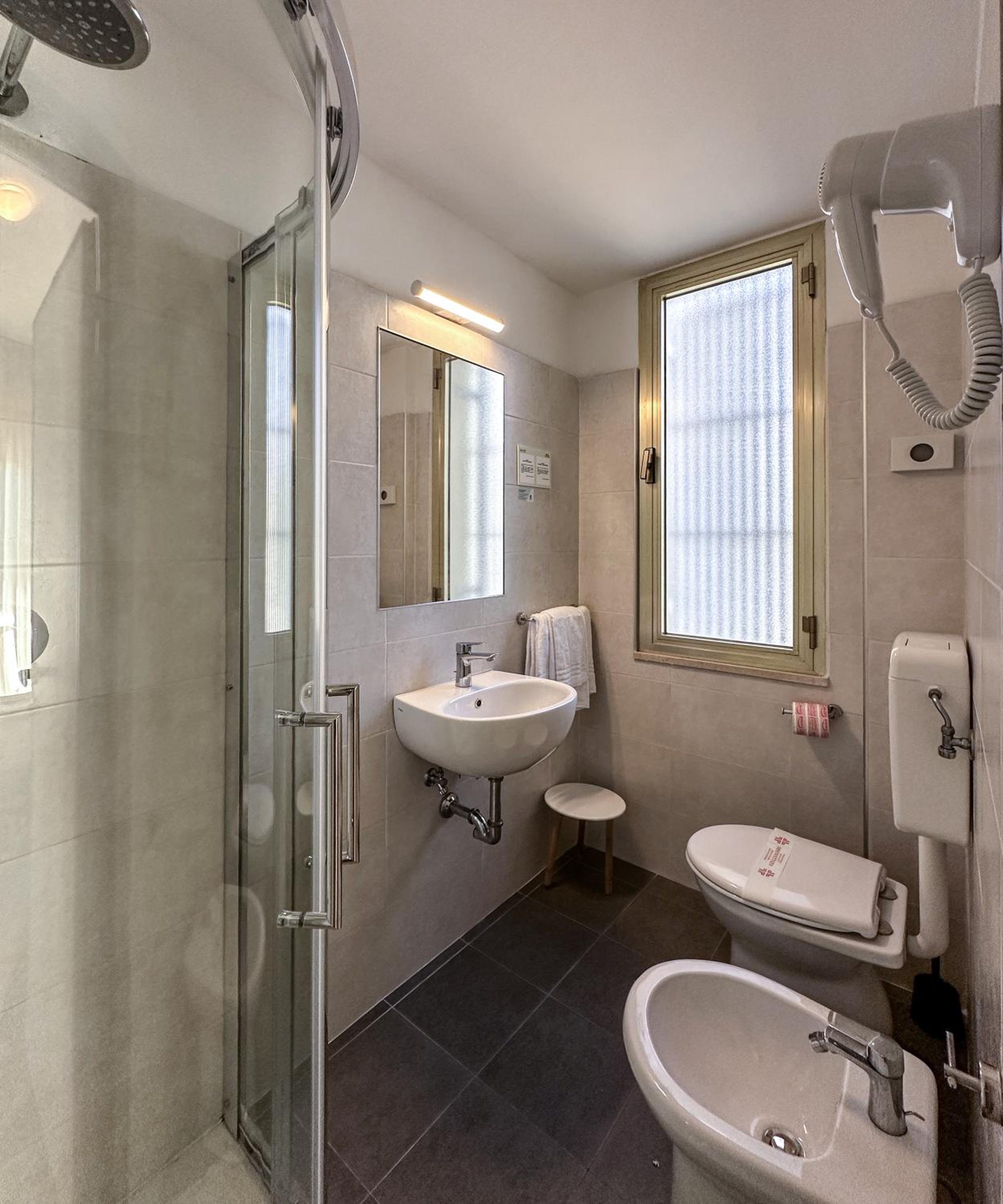 Triple Room with Balcony - Photo 9
