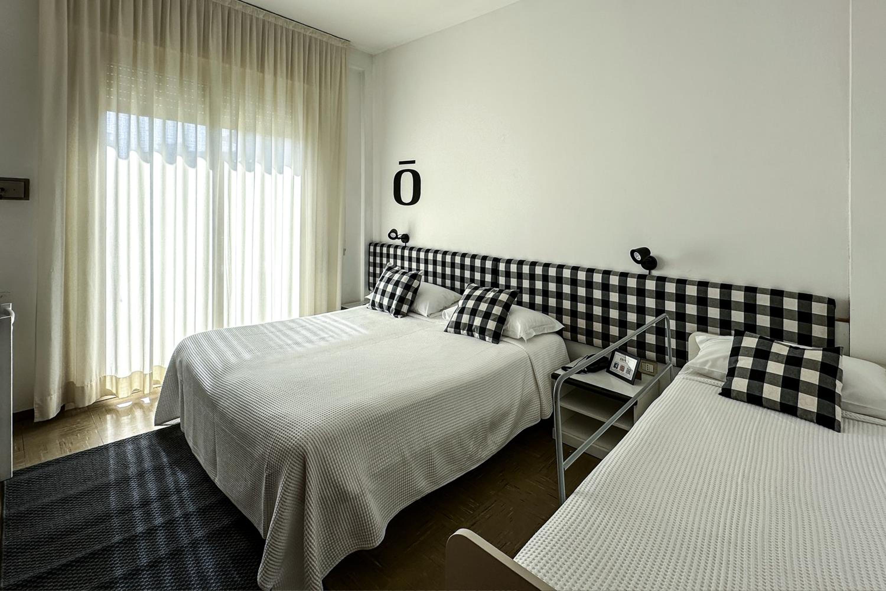 Quadruple Room with Balcony - Photo 2