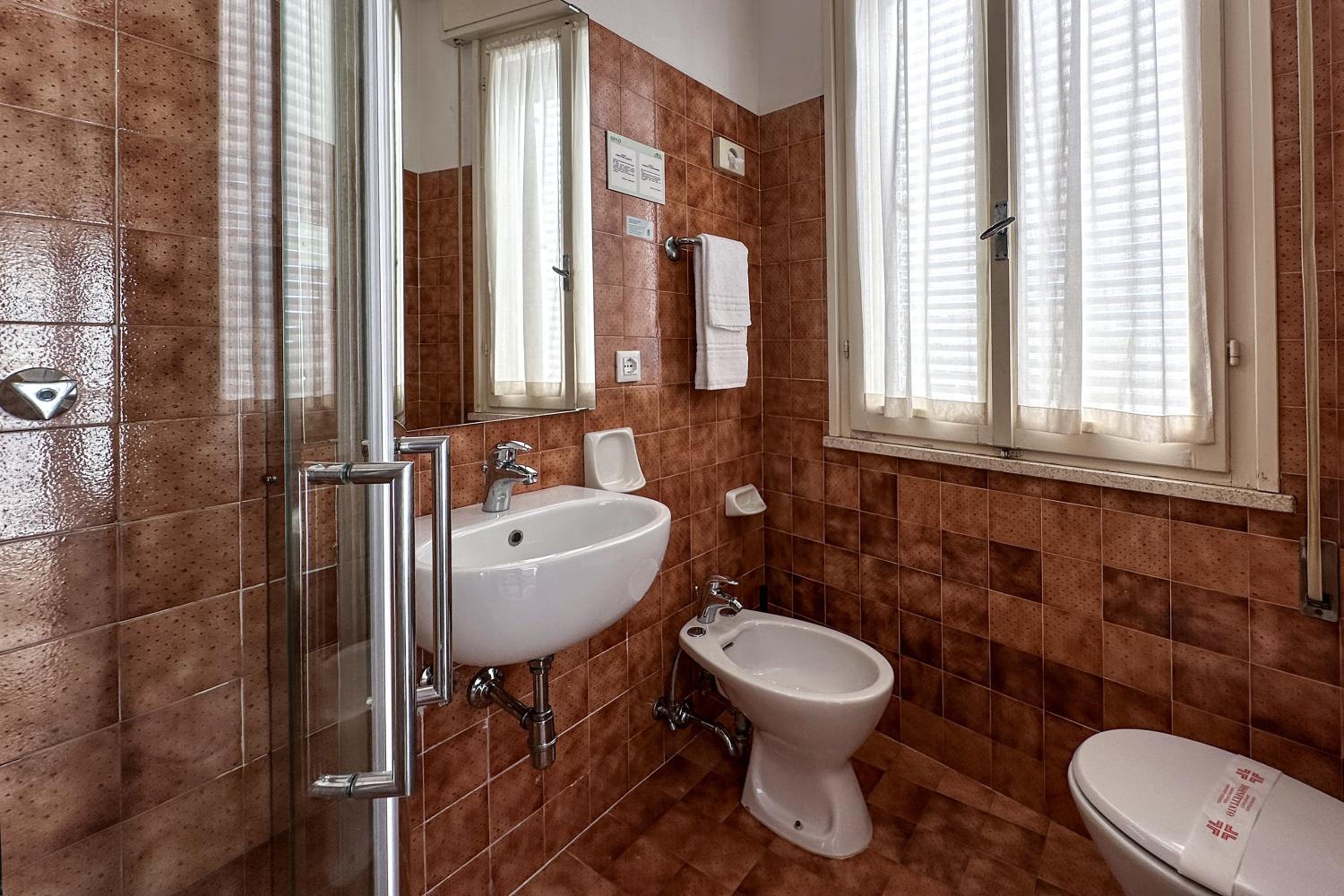 Quadruple Room with Balcony - Photo 4
