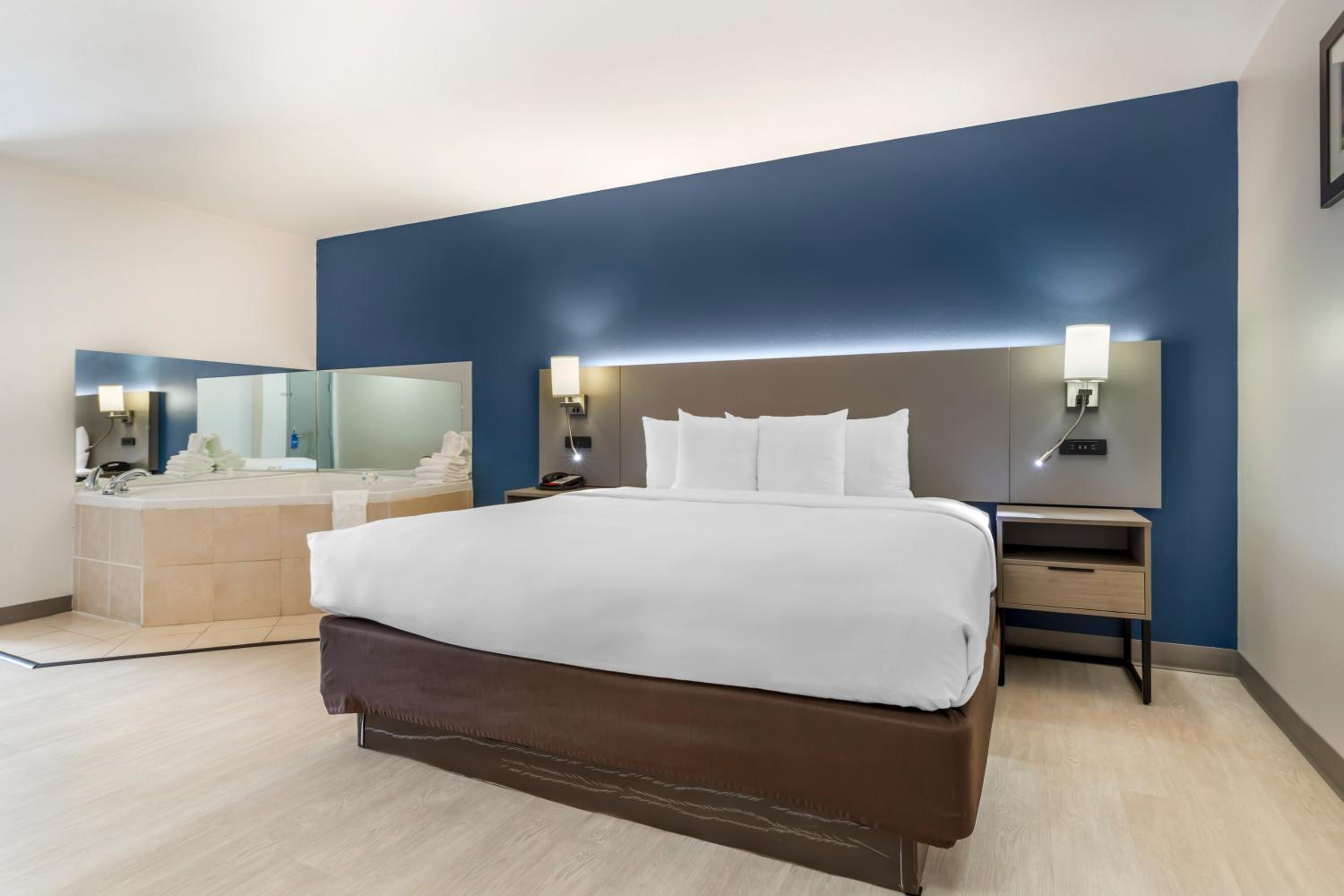 King Suite with Jetted Tub - Photo 4