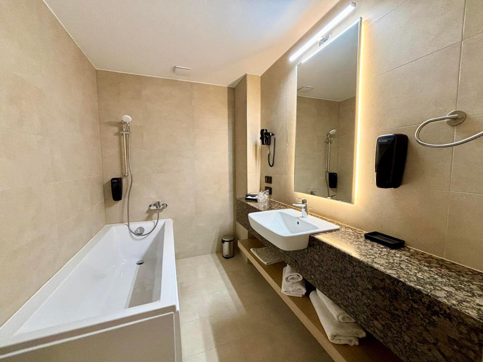 Deluxe Suite photo 3