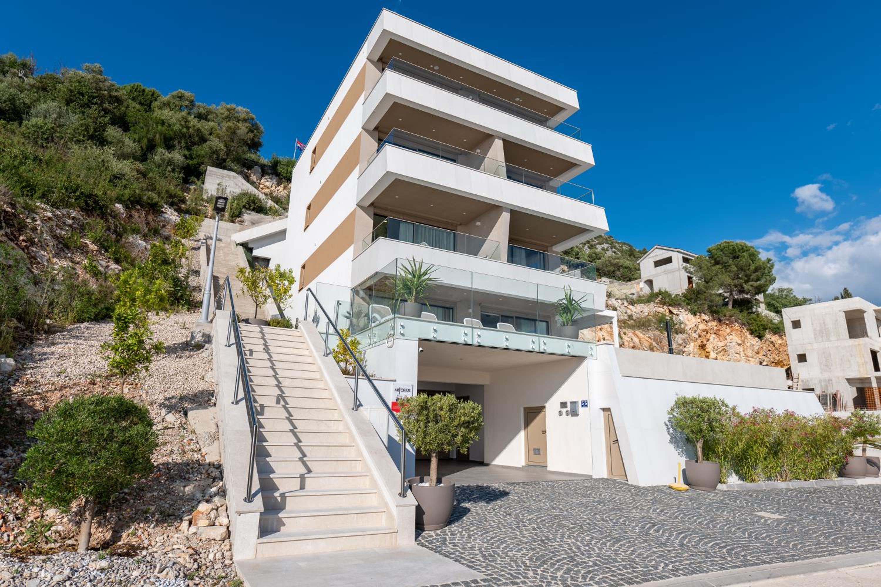 Three-Bedroom Apartment with Balcony photo 2