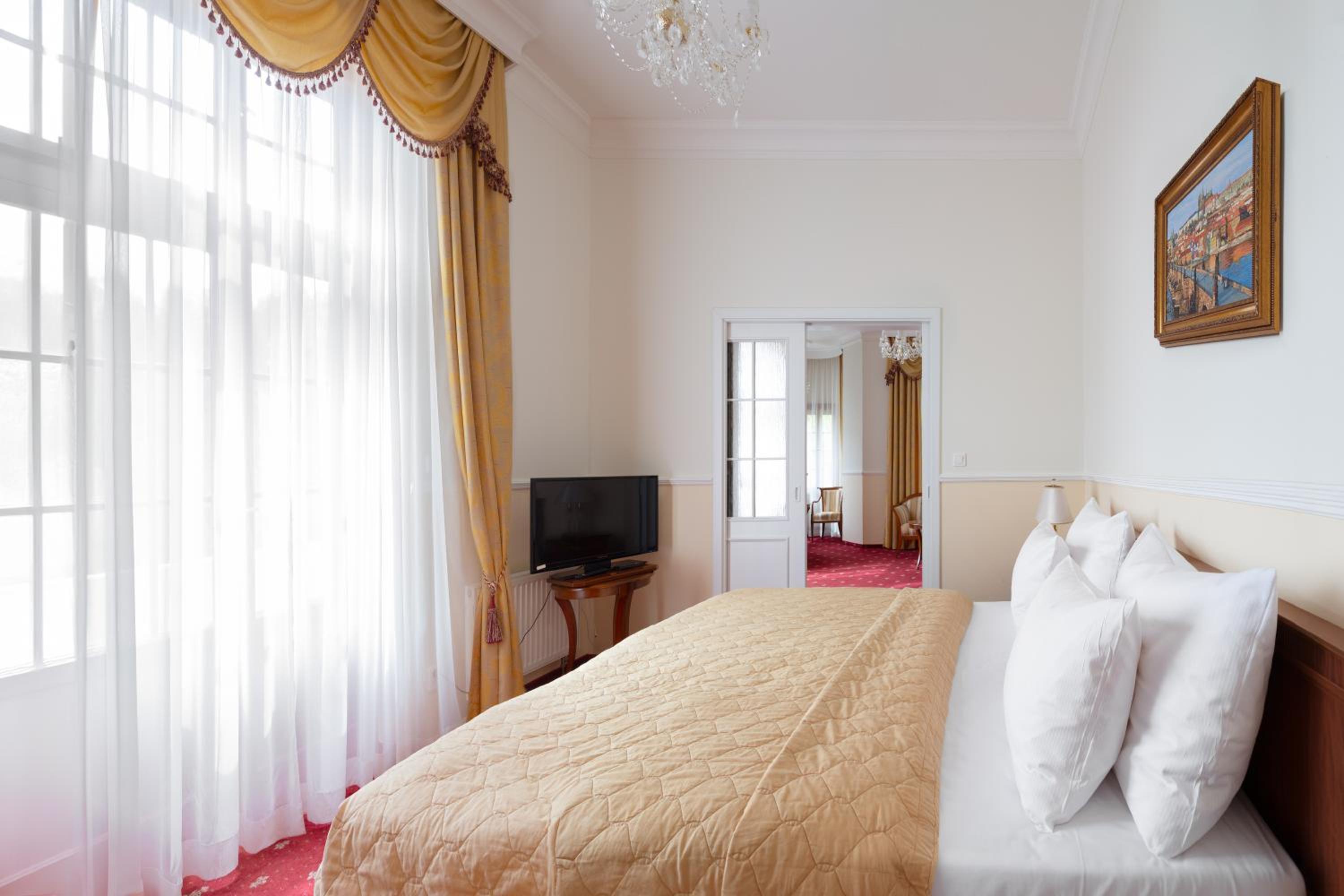 Deluxe King Suite photo 1