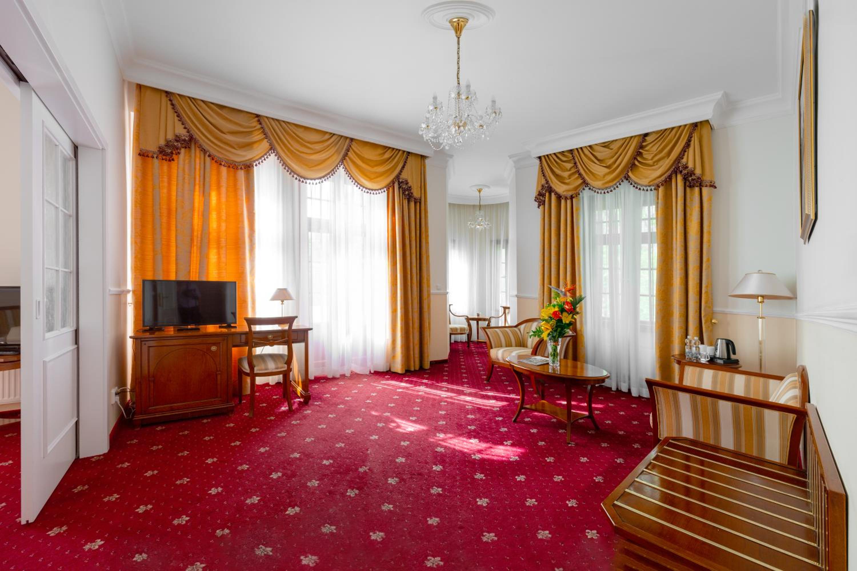 Deluxe King Suite photo 2