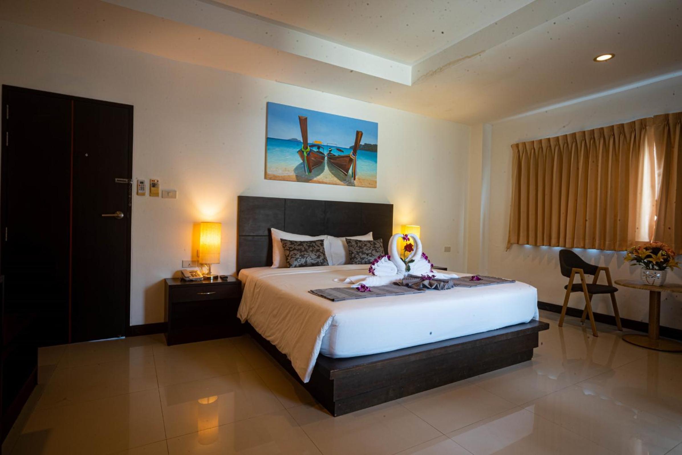 Deluxe King Room - Photo 4