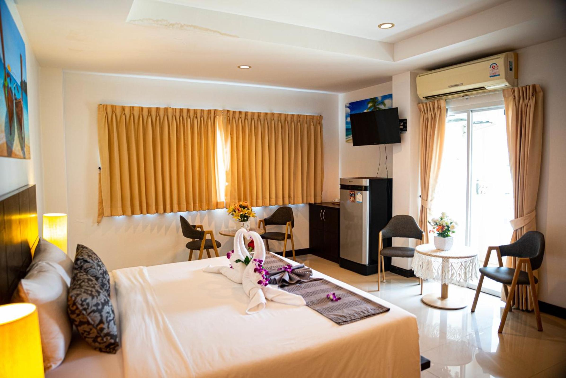Deluxe King Room - Photo 2