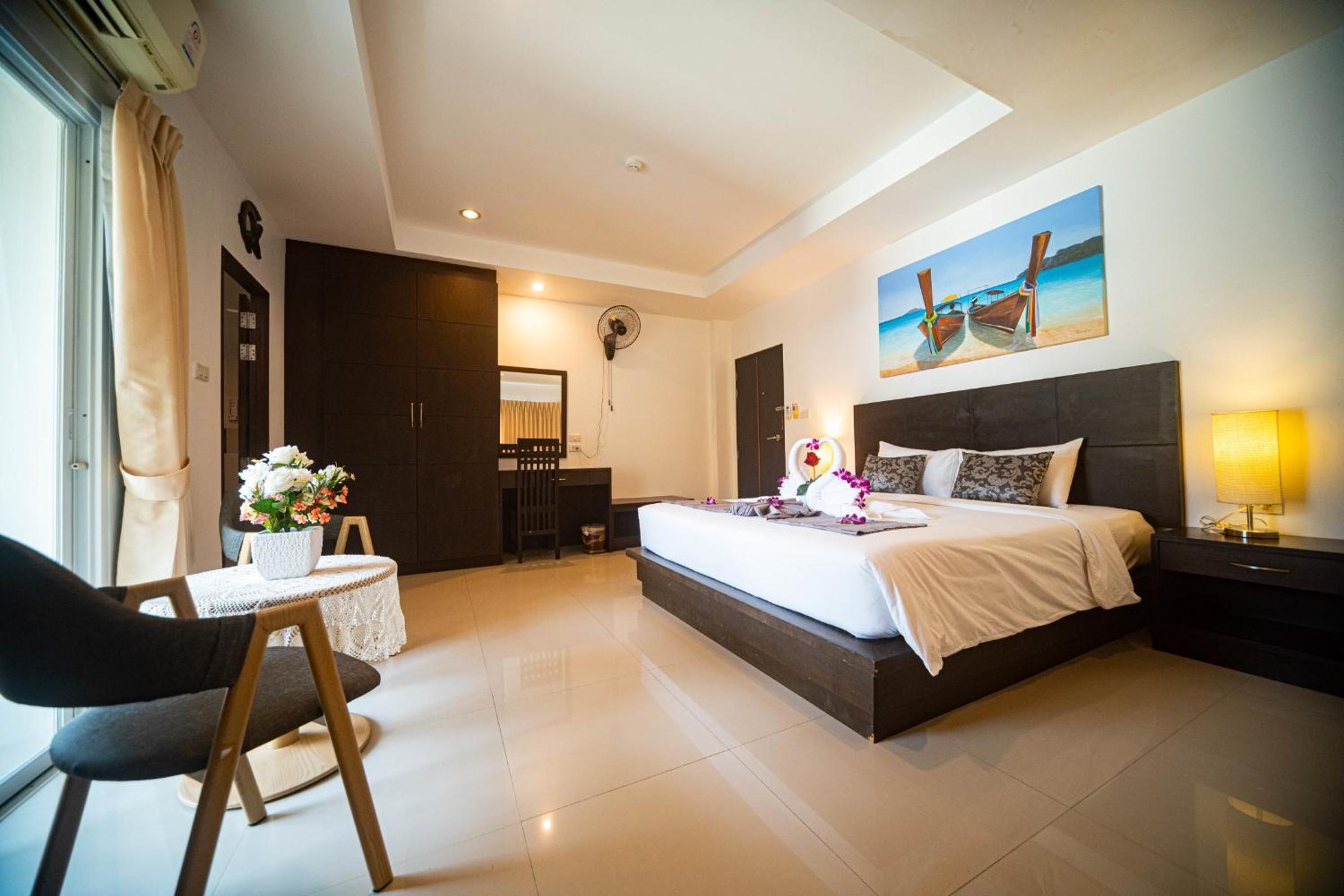 Deluxe King Room - Photo 3