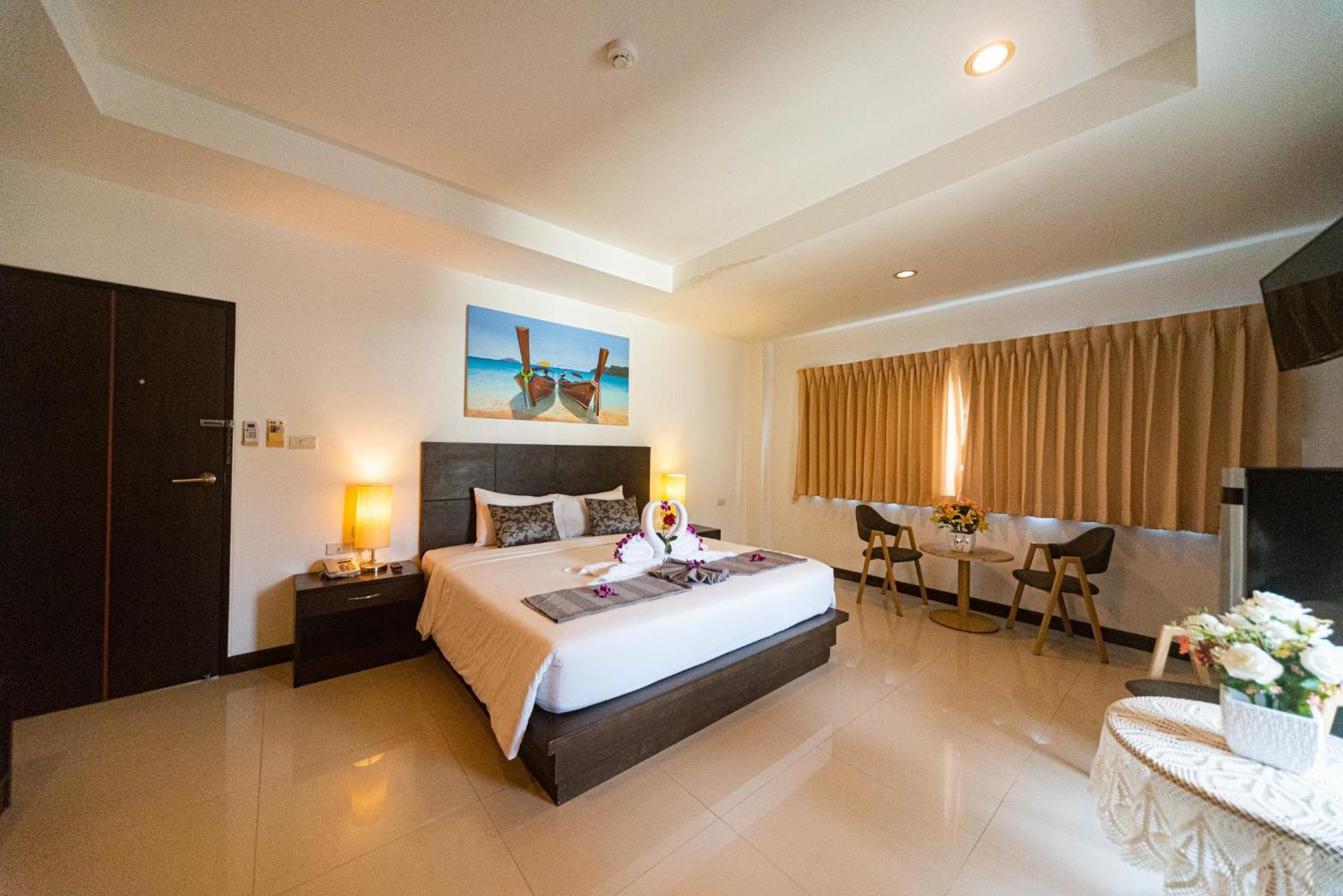Deluxe King Room - Photo 1