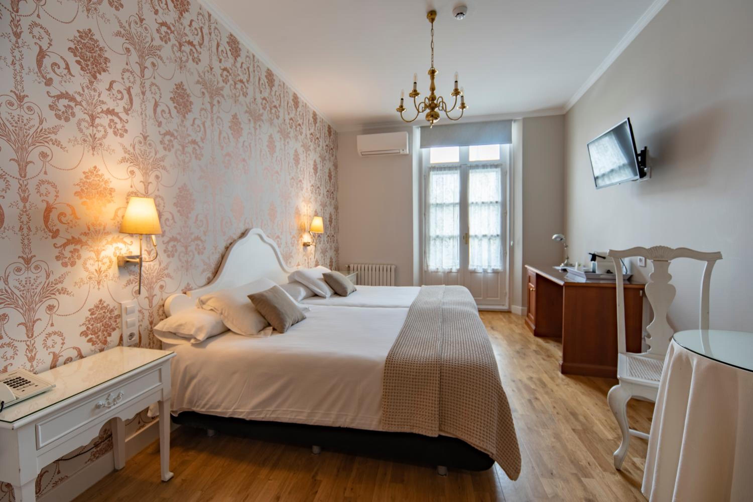 Double or Twin Room with View - Photo 1
