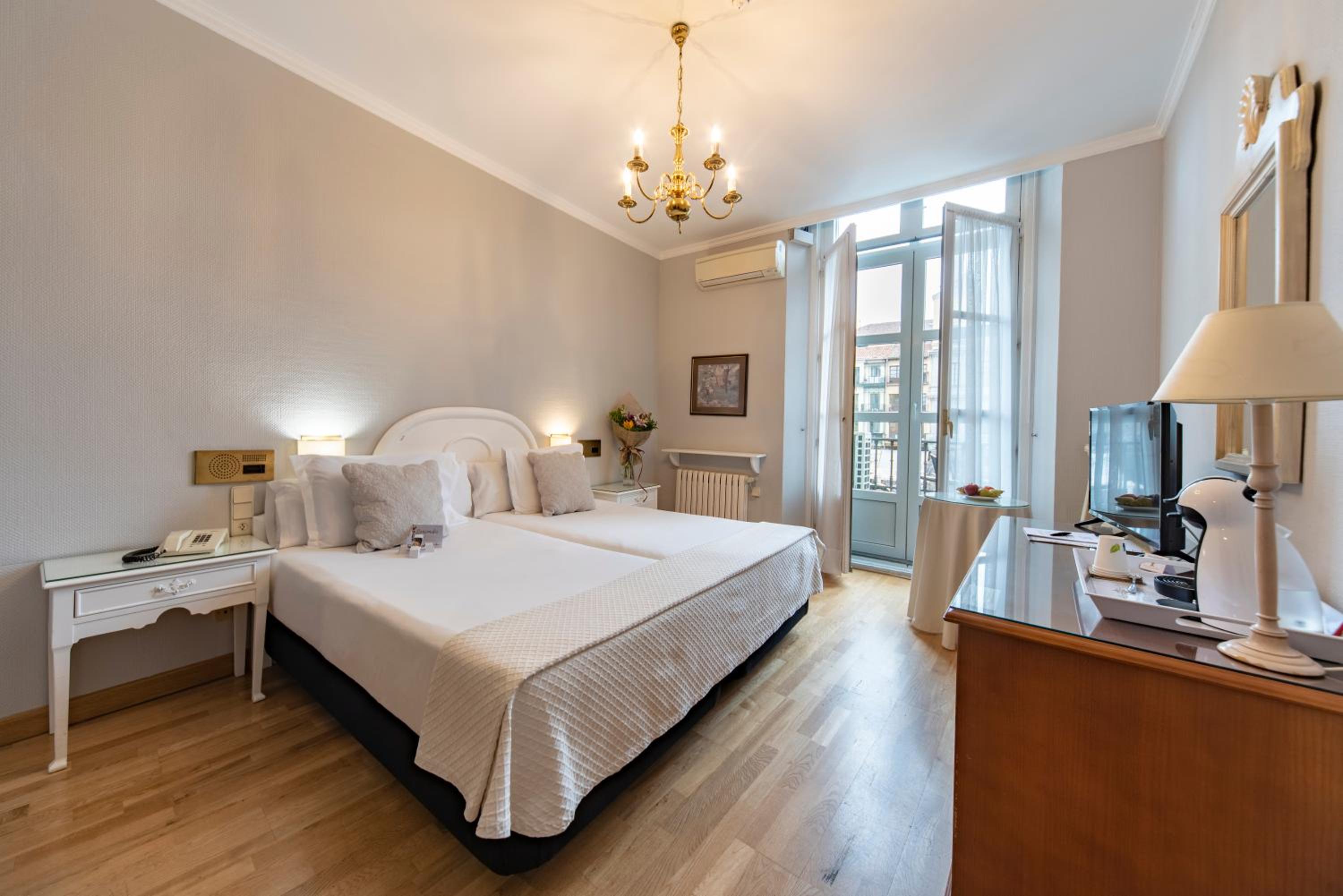 Double or Twin Room with View - Photo 5