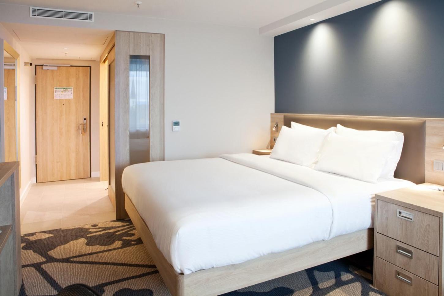 Queen Room with Sofa Bed - Photo 4