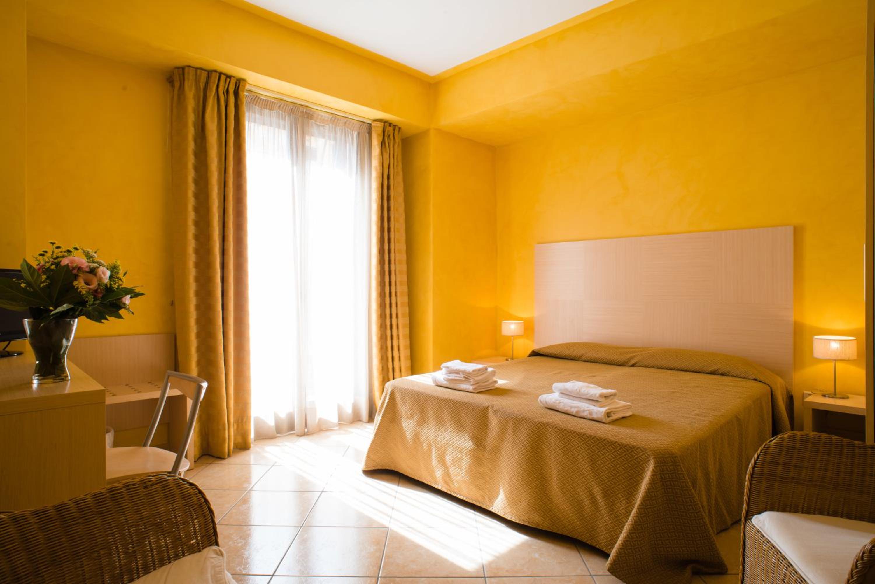 Double Room with Balcony - Photo 3