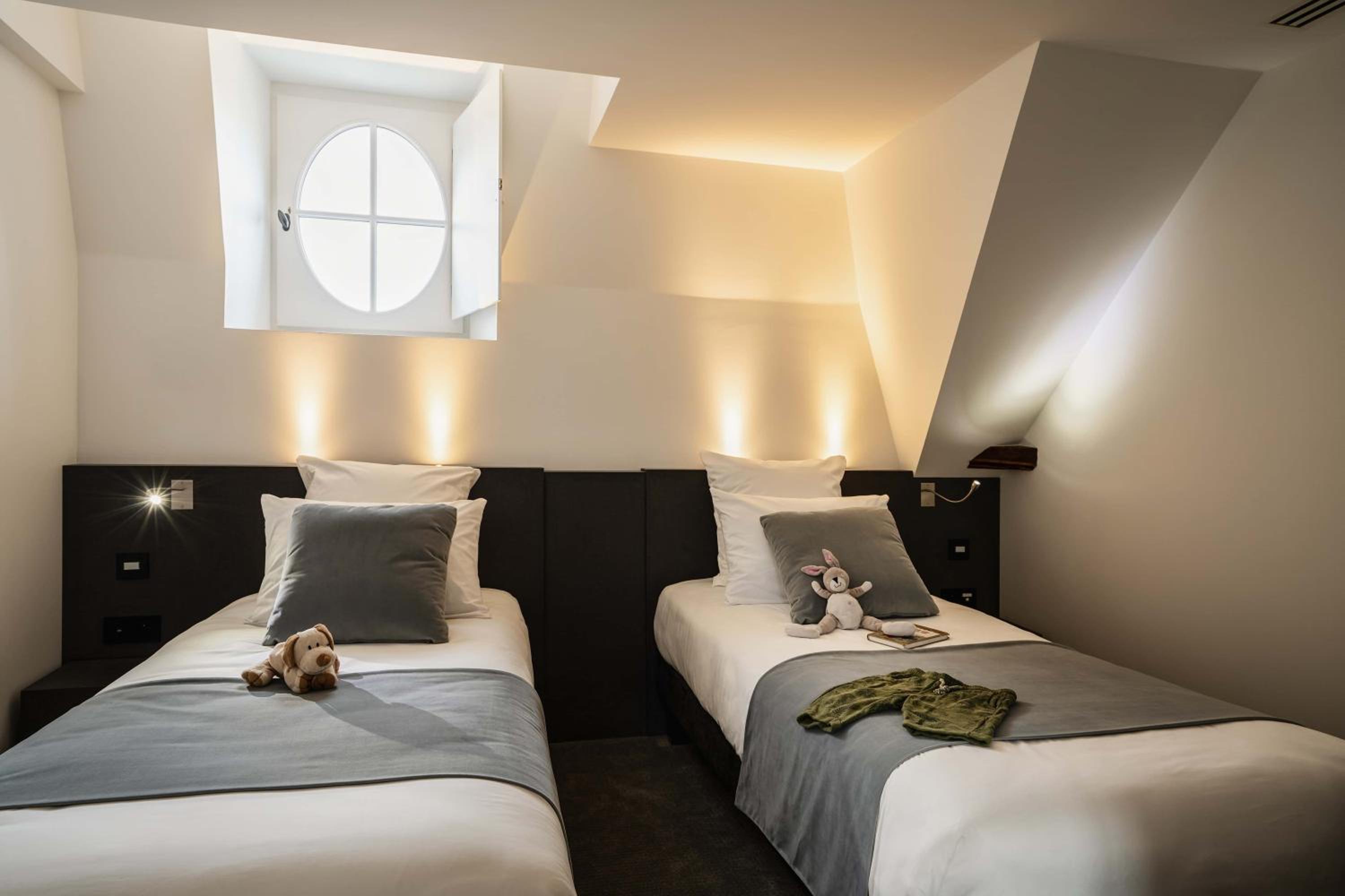 Duplex Family Room With One Queen Bed And Two Single Beds - Non-Smoking - Photo 3