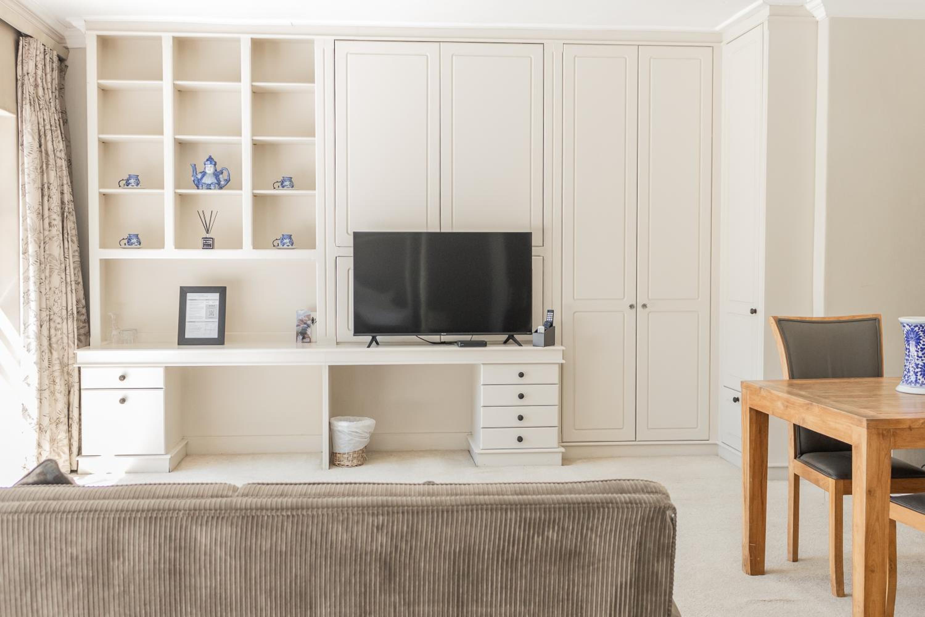 Deluxe King Suite photo 1