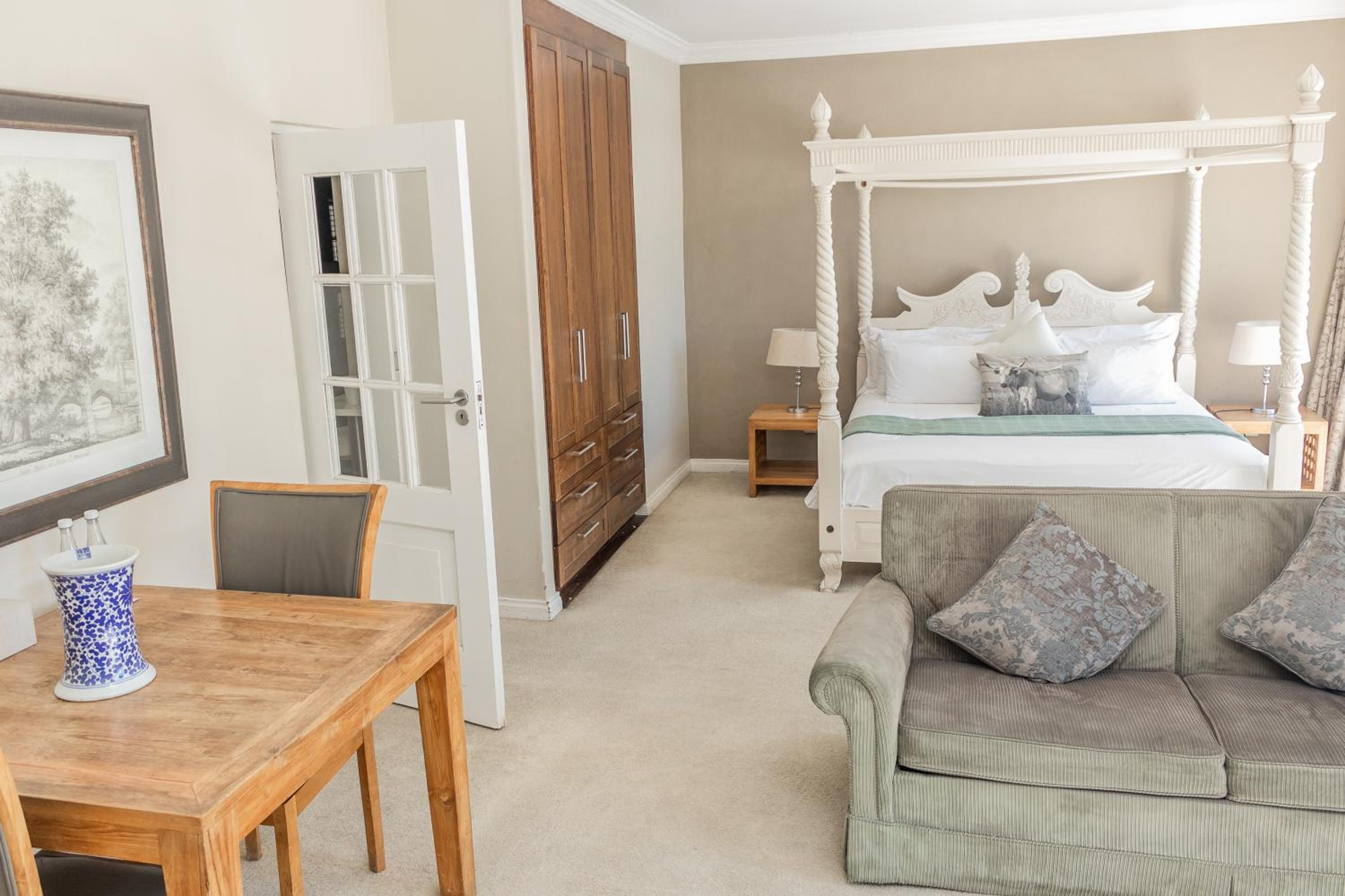 Deluxe King Suite photo 2