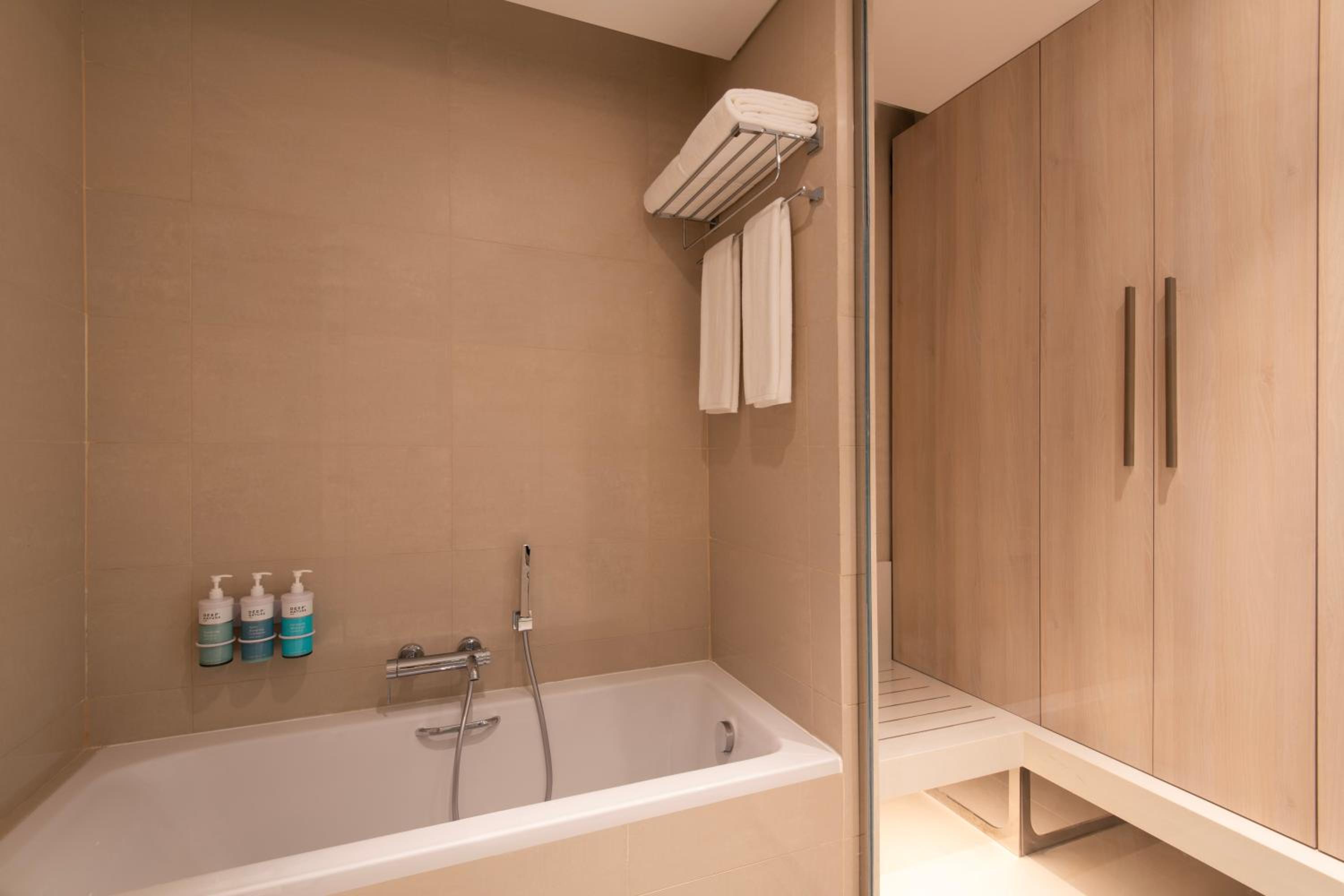 Executive Suite with One Double Bed - Photo 12