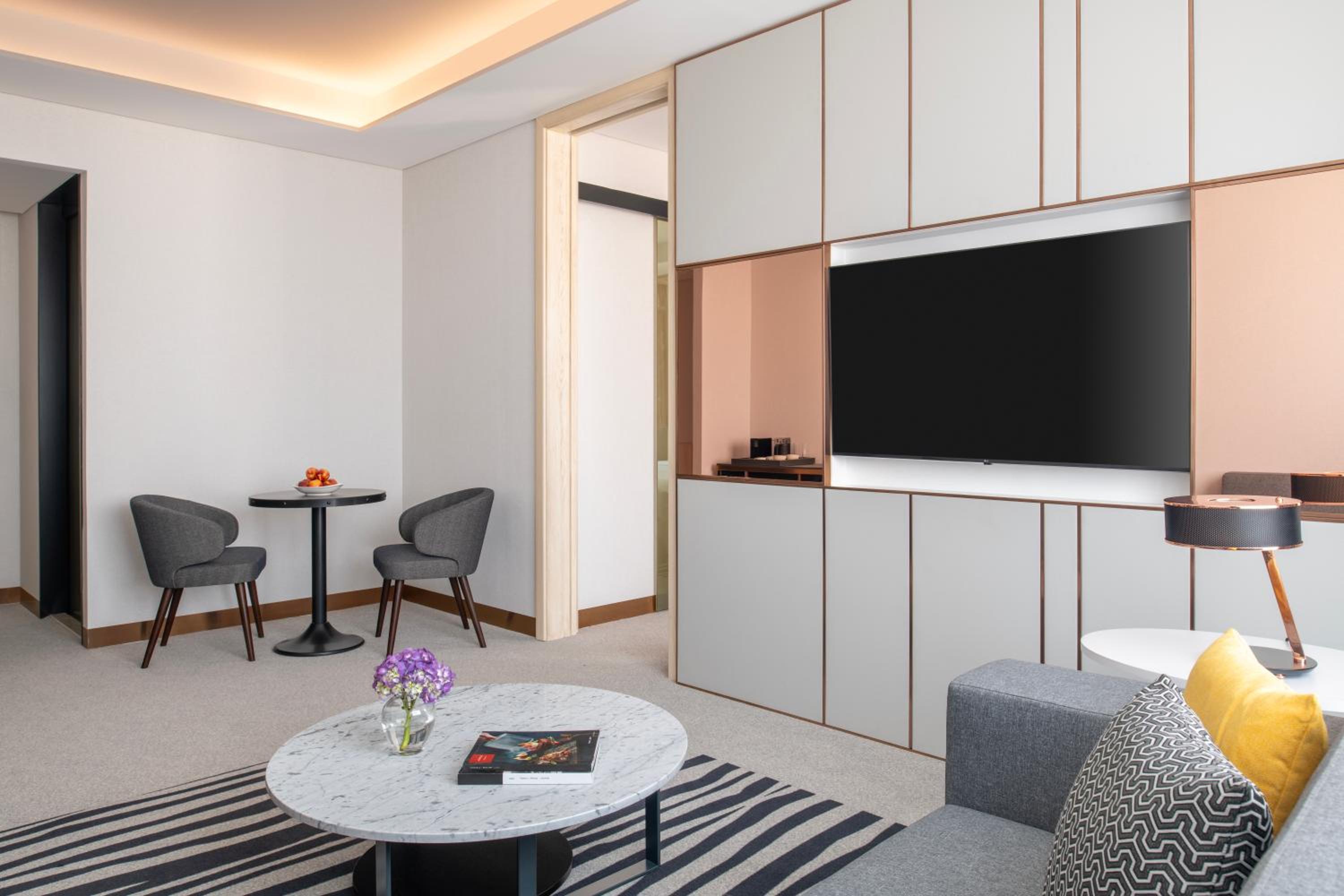 Executive Suite with One Double Bed - Photo 10