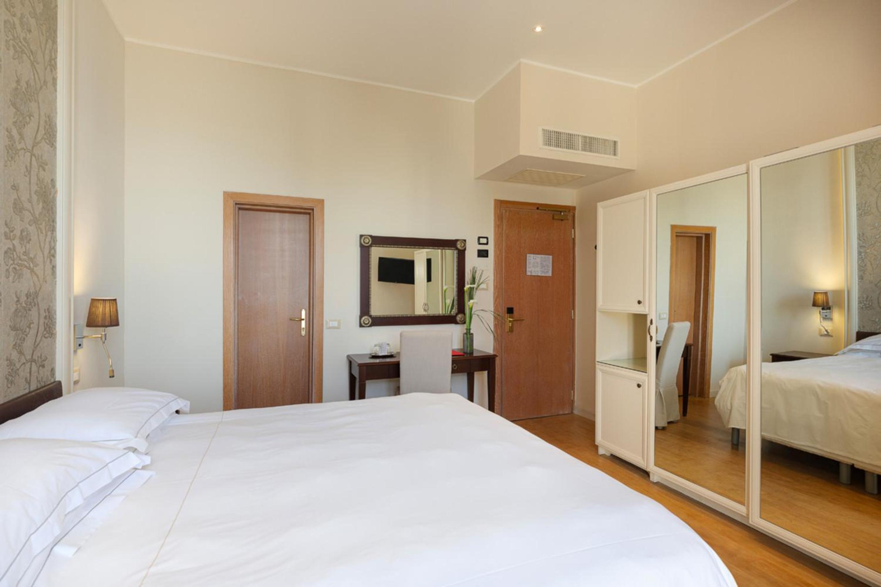 Deluxe Double Room 1°-2° Sea View - Photo 12
