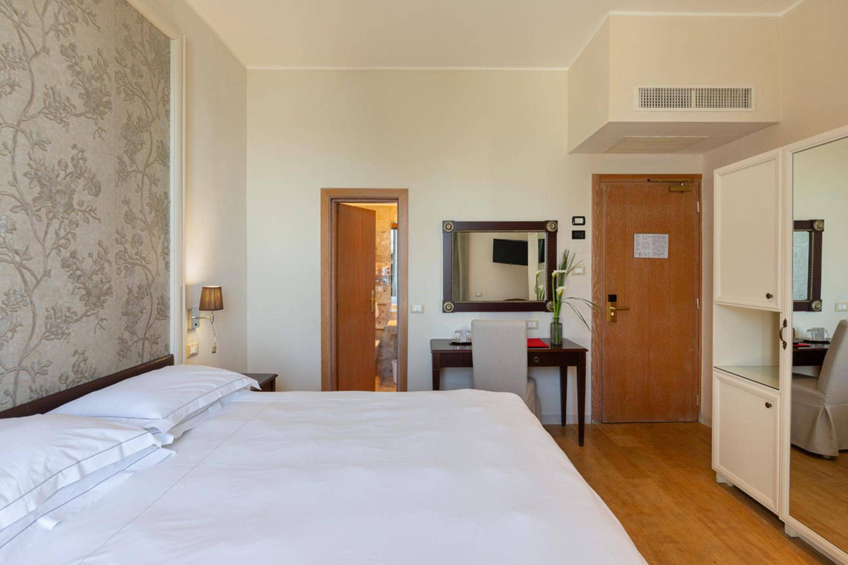 Deluxe Double Room 1°-2° Sea View - Photo 16