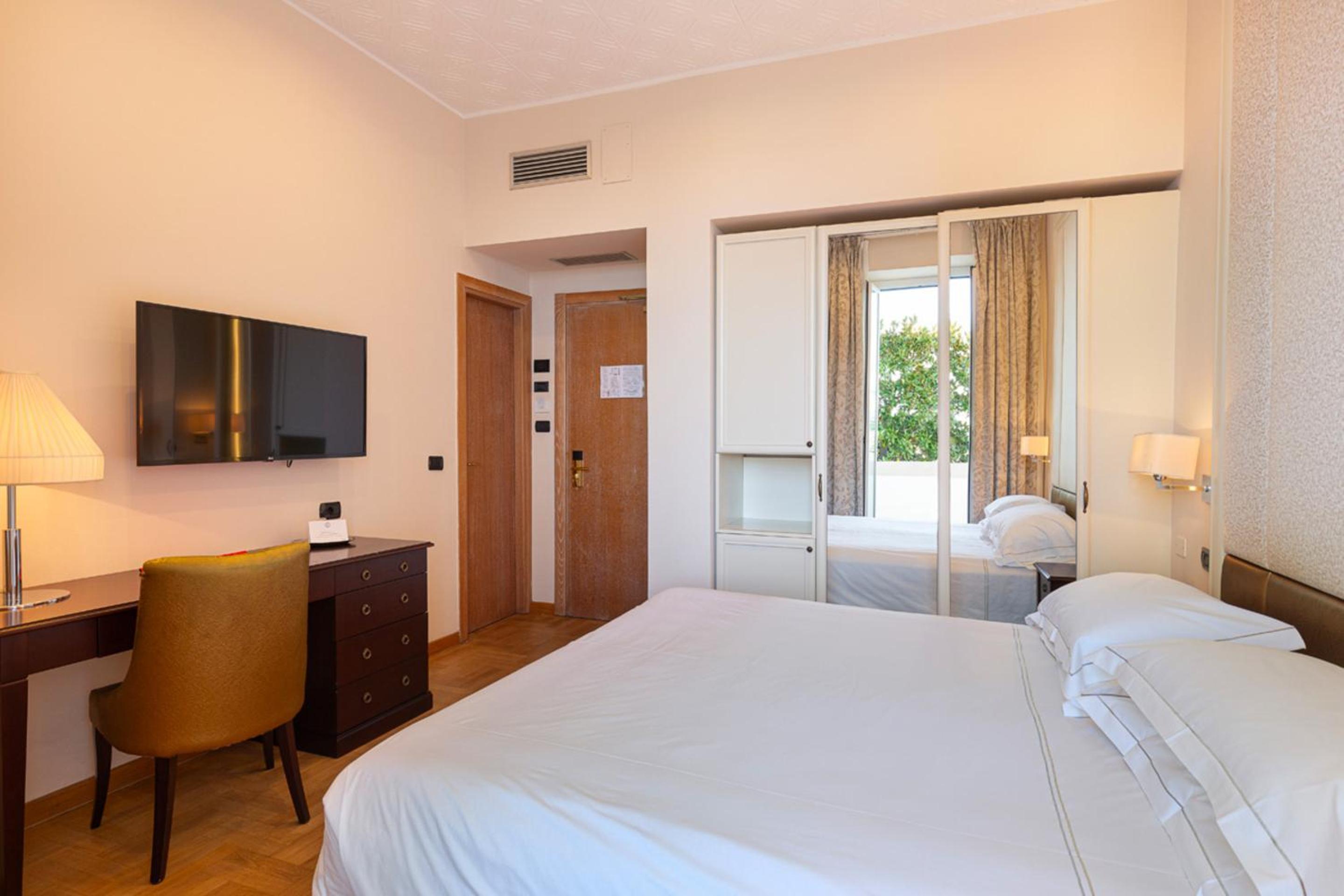 Deluxe Double Room 1°-2° Sea View - Photo 13