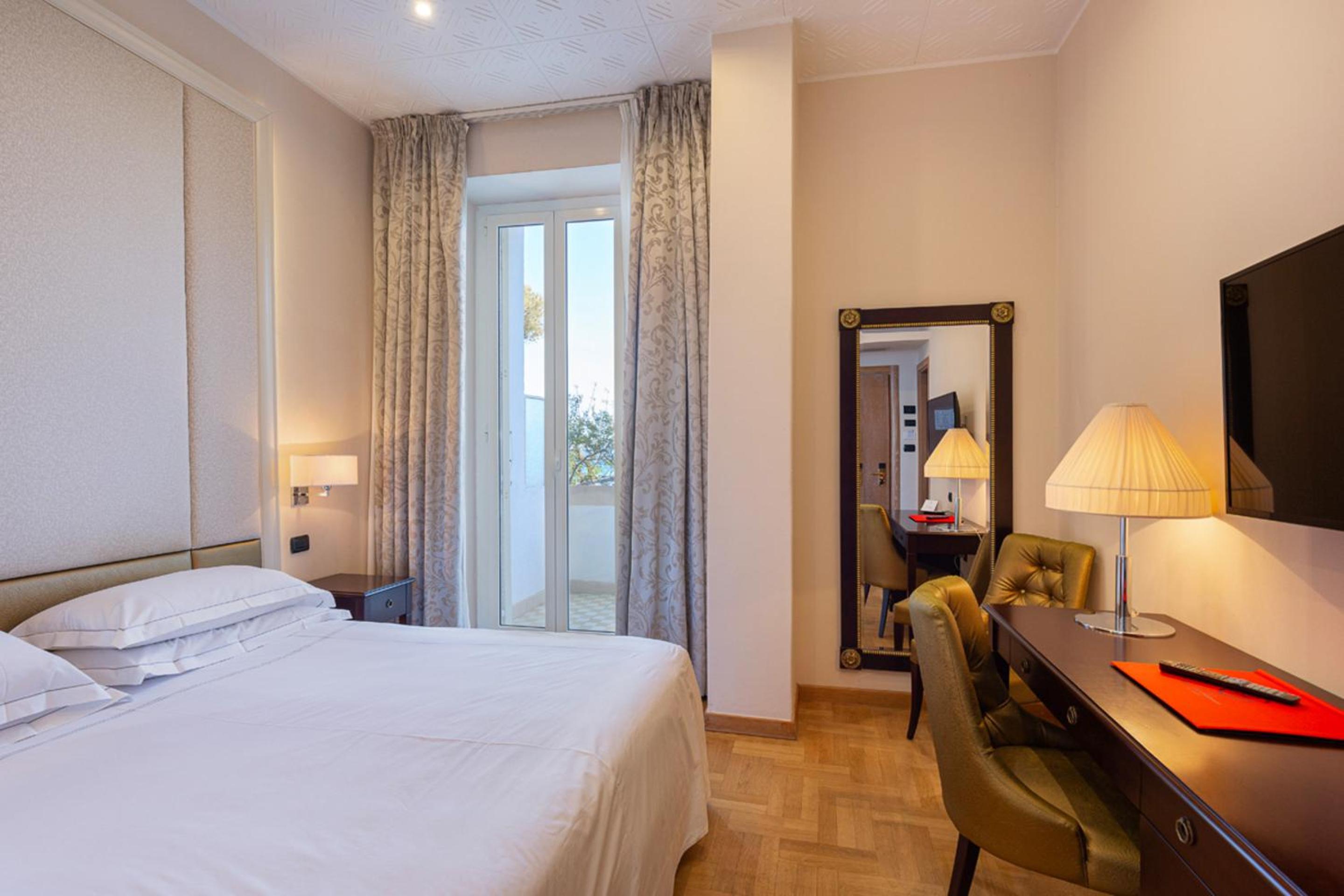 Deluxe Double Room 1°-2° Sea View - Photo 2