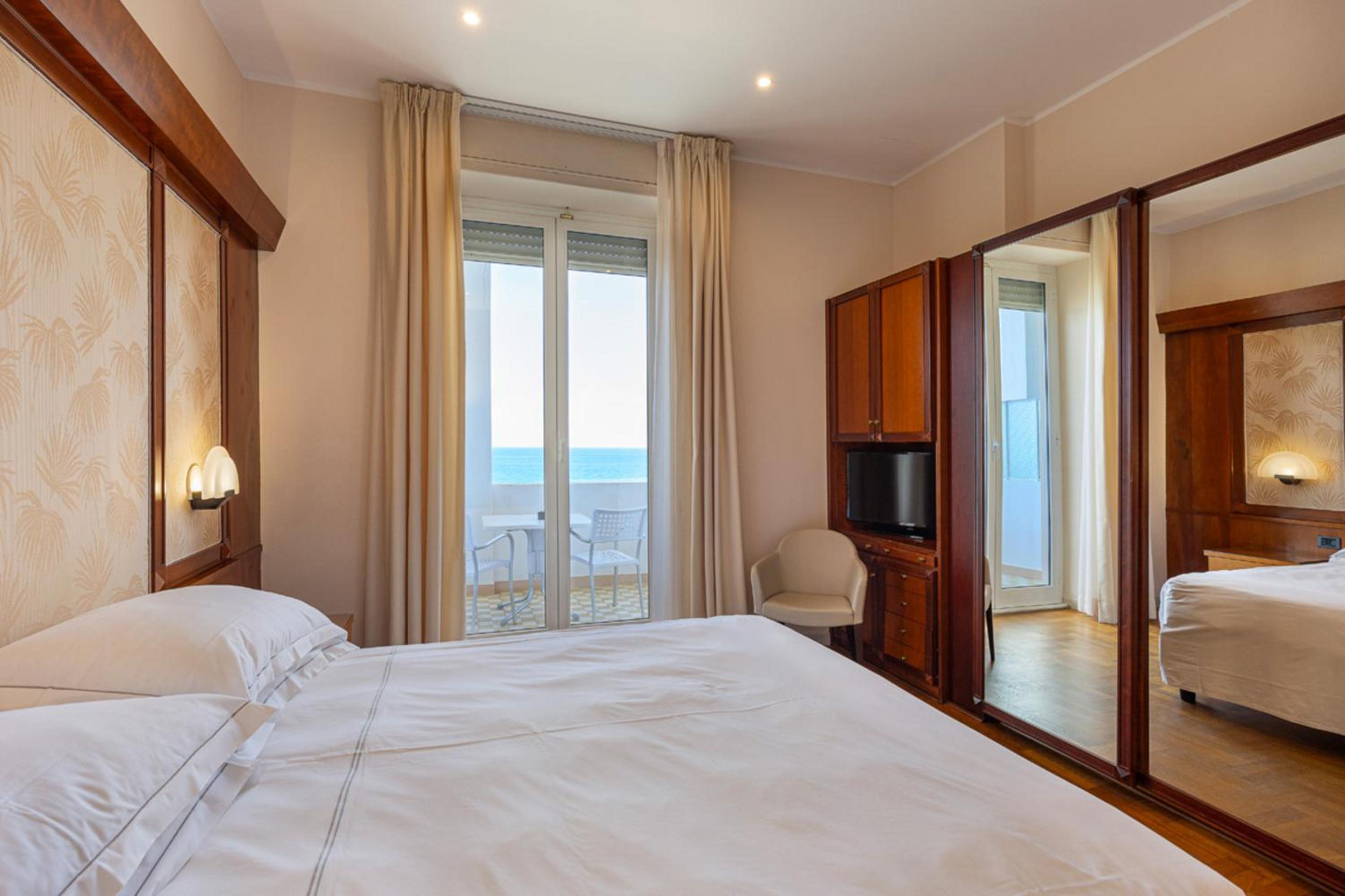 Deluxe Double Room 1°-2° Sea View - Photo 8