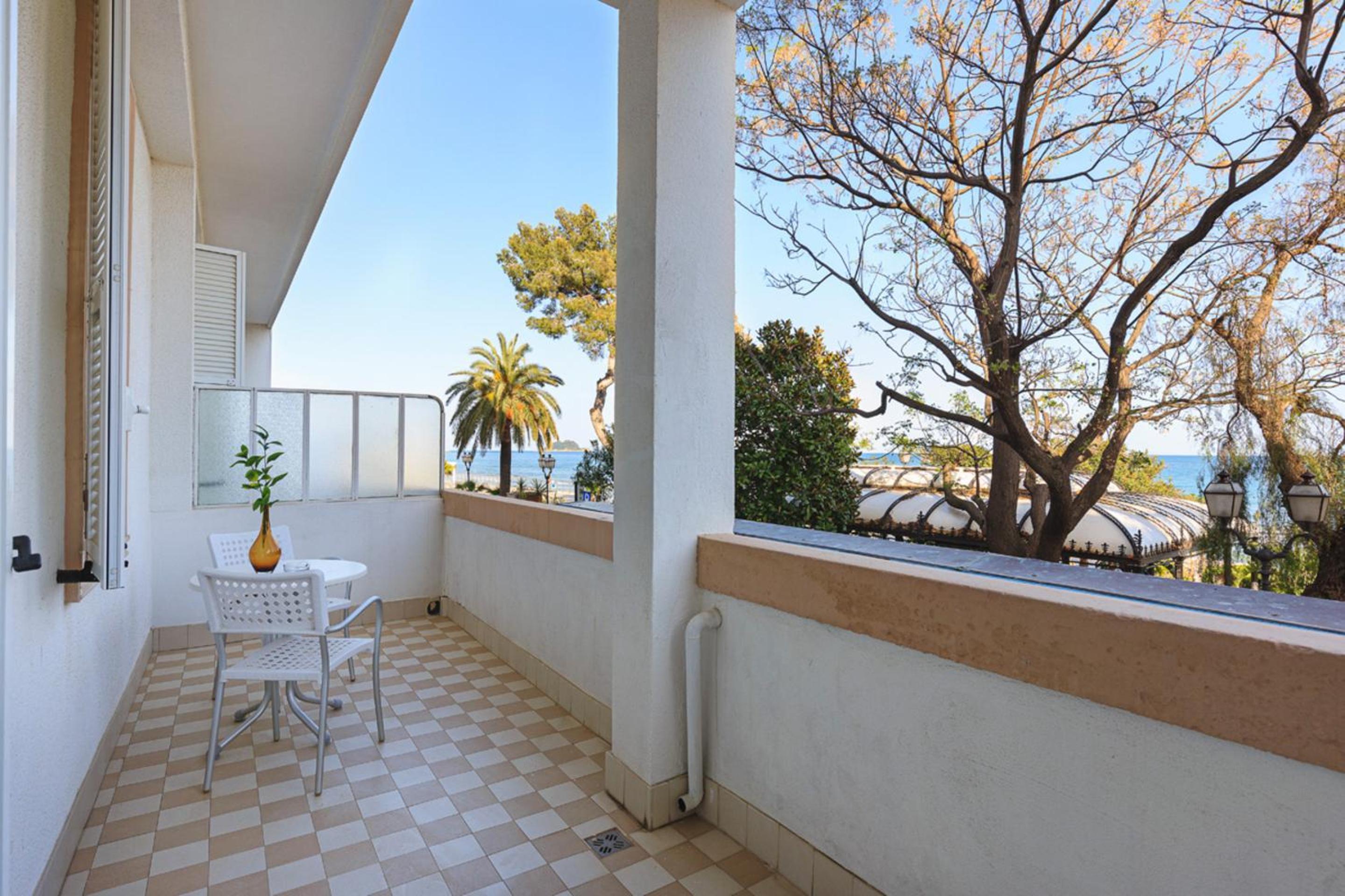 Deluxe Double Room 1°-2° Sea View - Photo 11