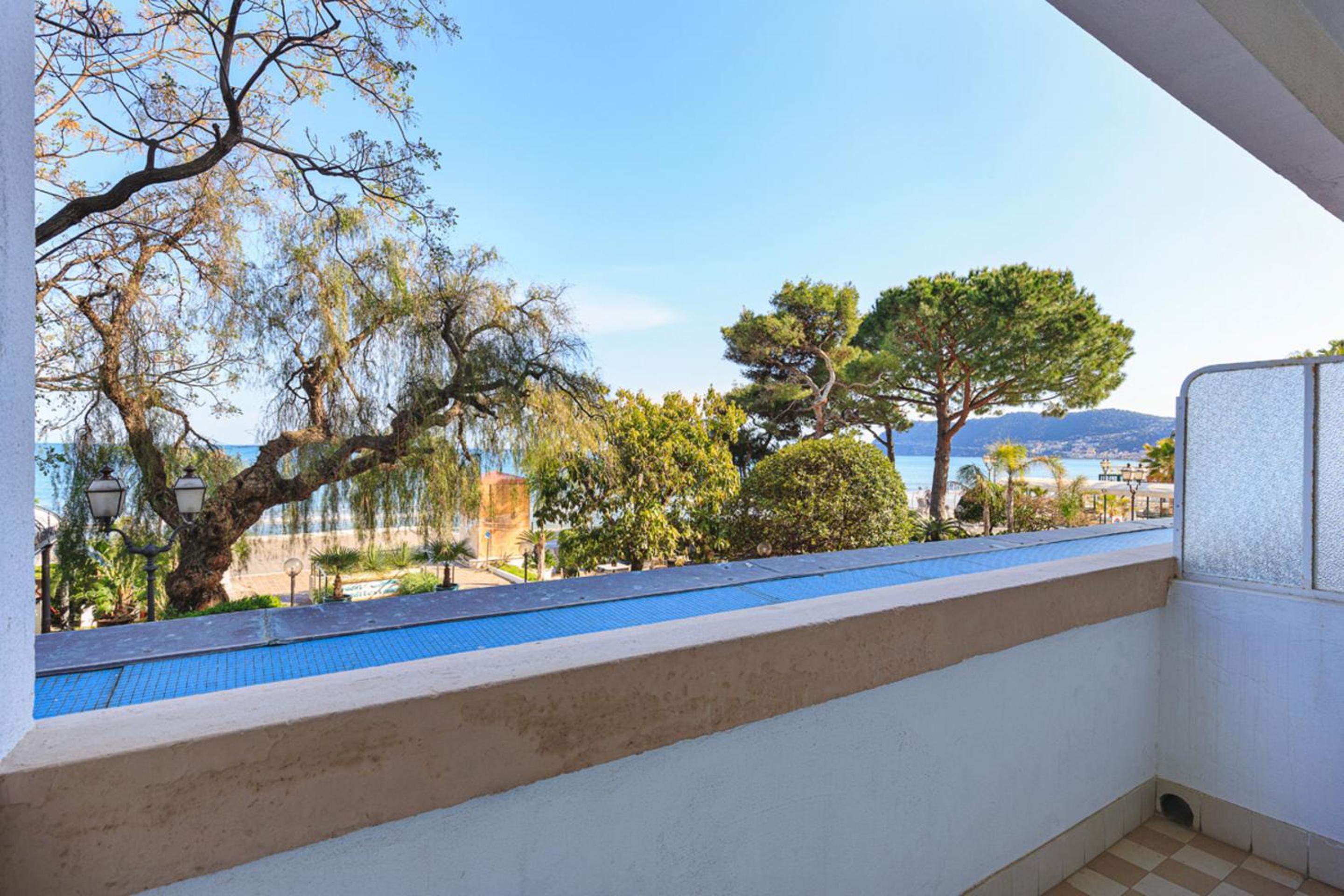 Deluxe Double Room 1°-2° Sea View - Photo 10