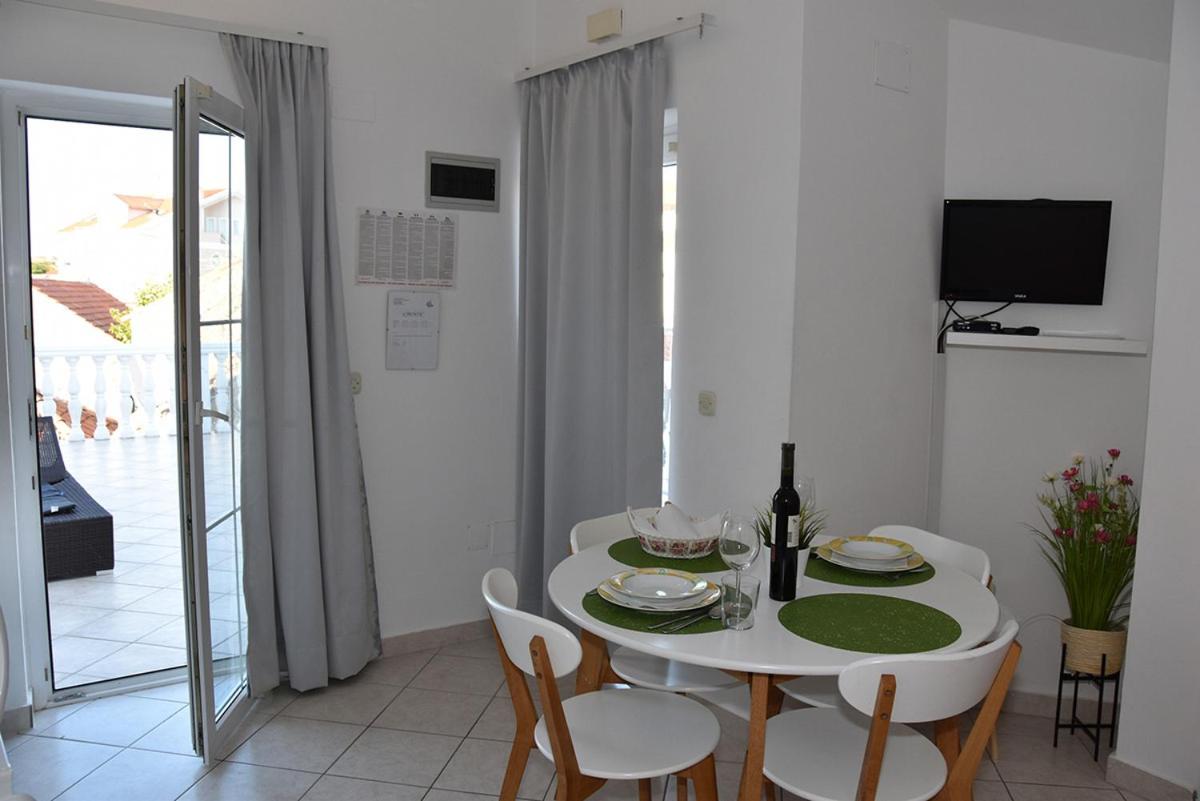 One-Bedroom Apartment with View photo 2