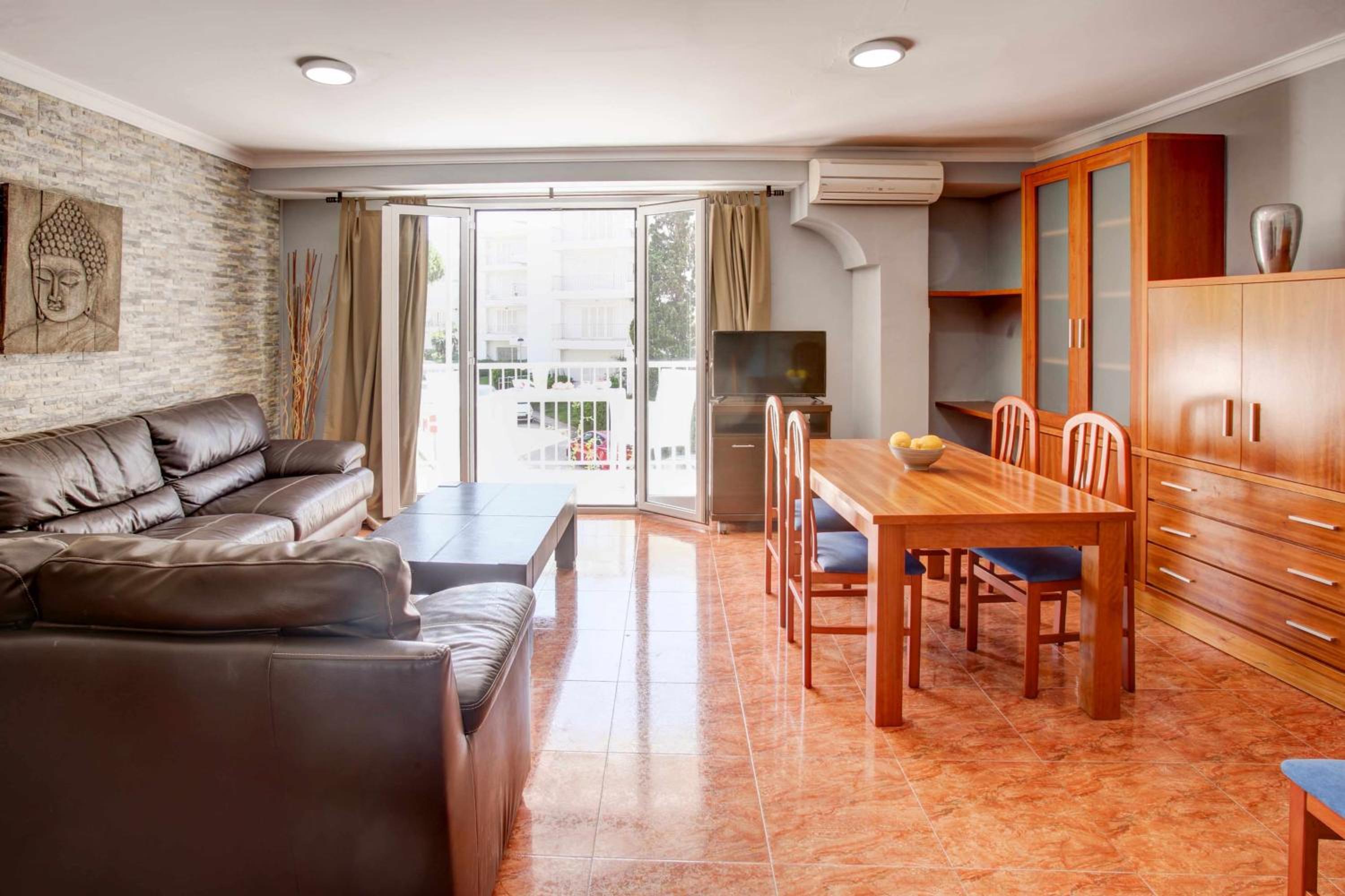Three-Bedroom Deluxe Apartment photo 2