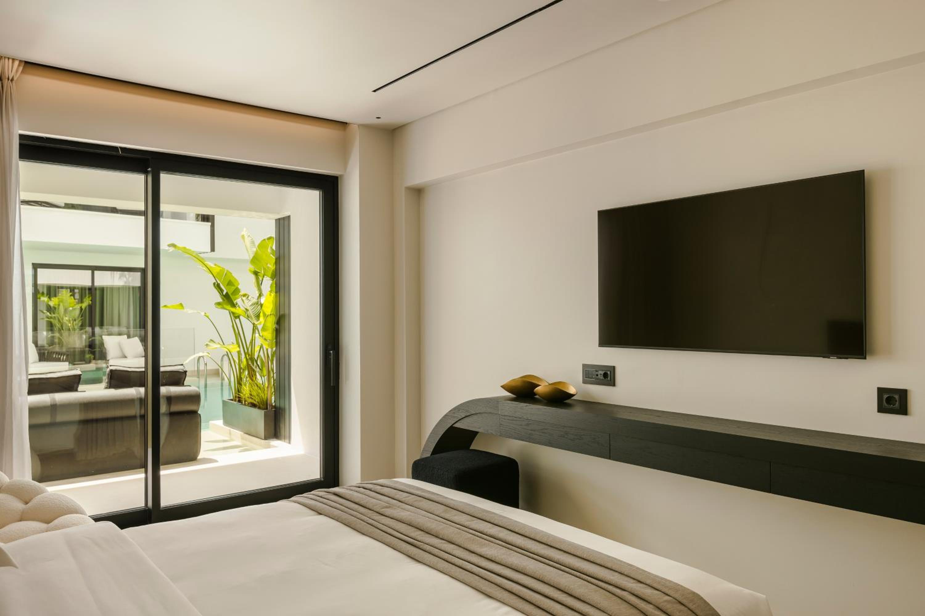 Design Swim Up Room with shared pool photo 3