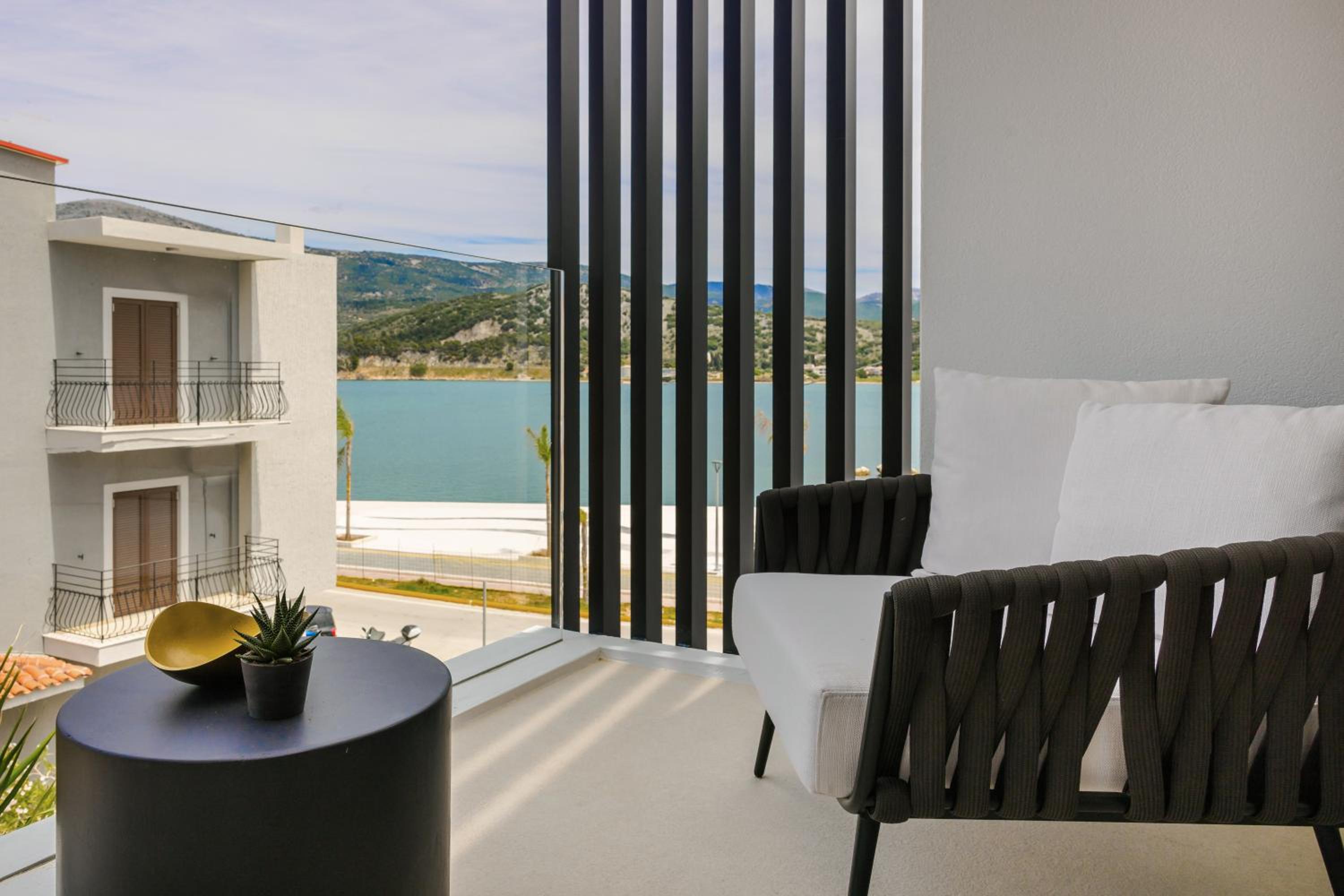 Design Room with Side Sea View - Photo 4