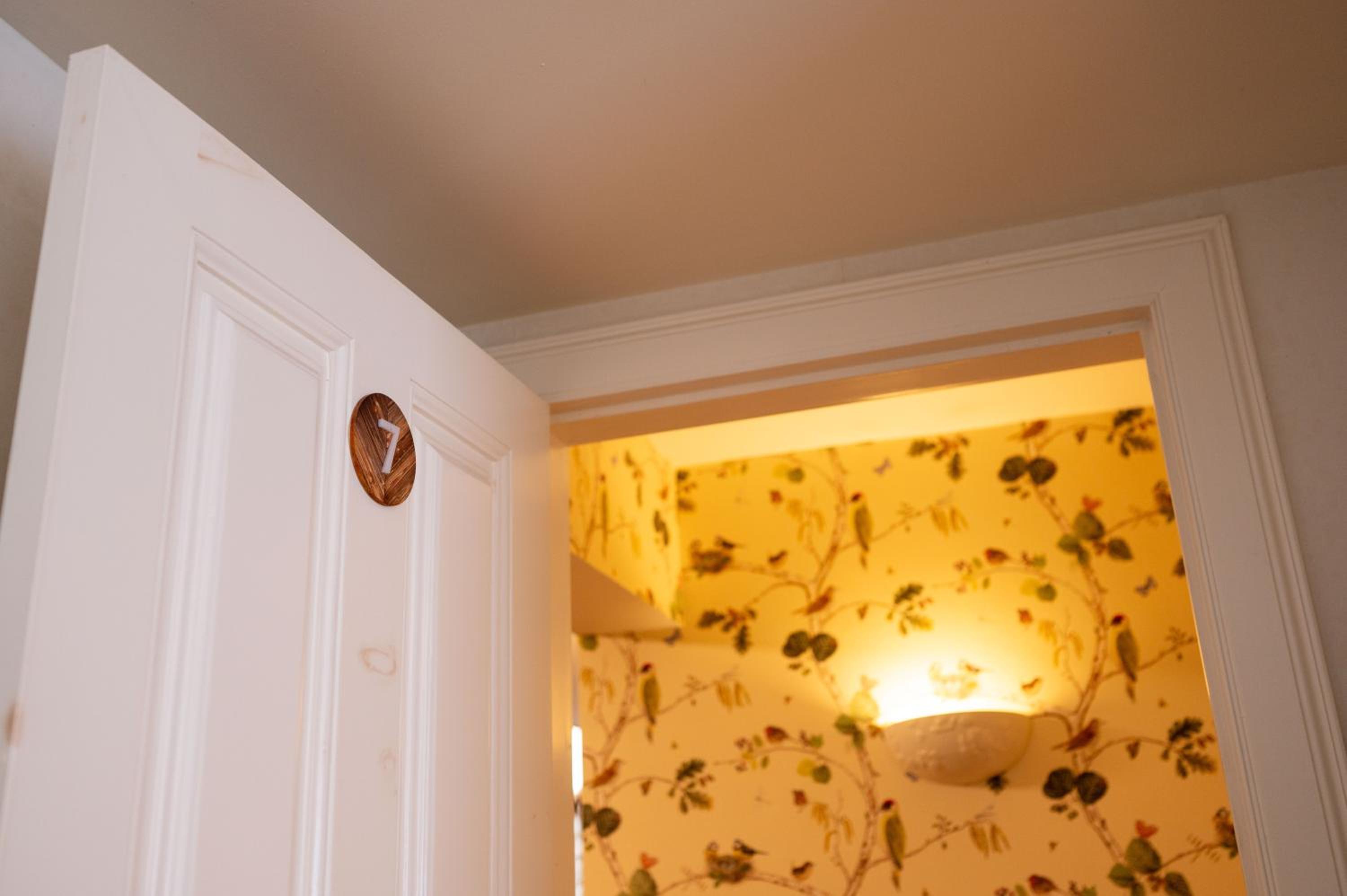 Deluxe Double Room - Photo 11
