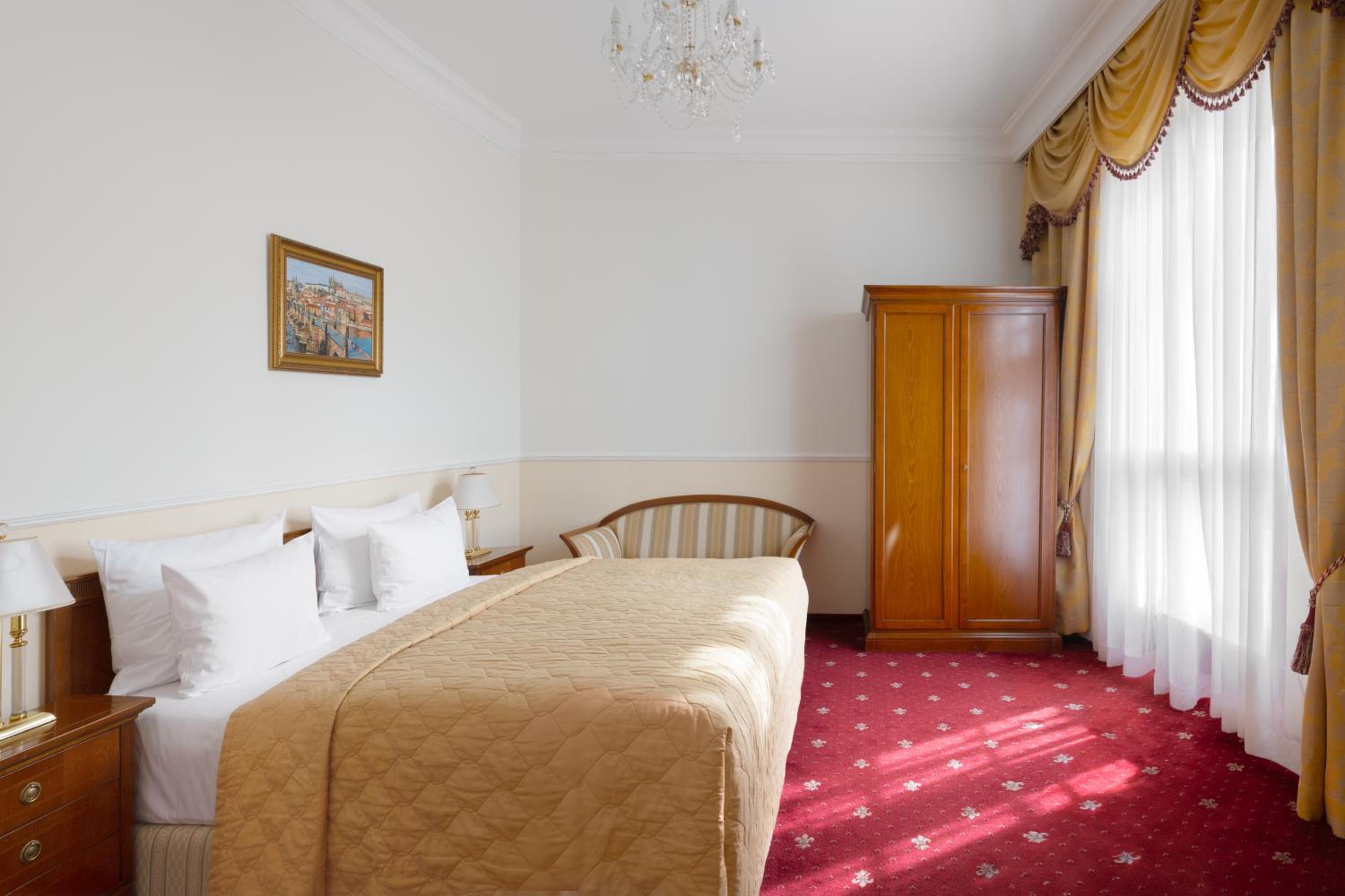 Deluxe King Suite photo 3