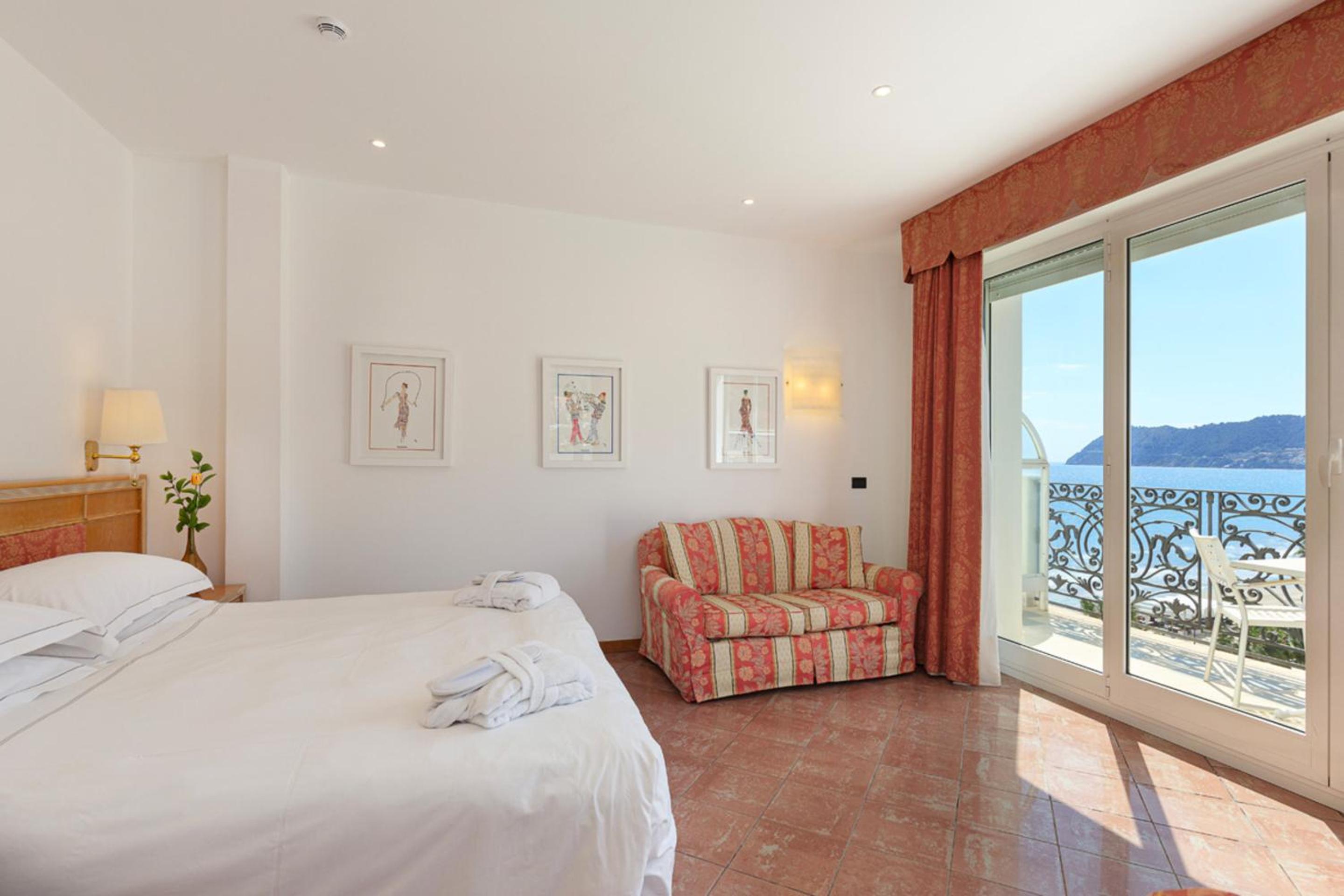 Junior Suite with Balcony - Photo 11