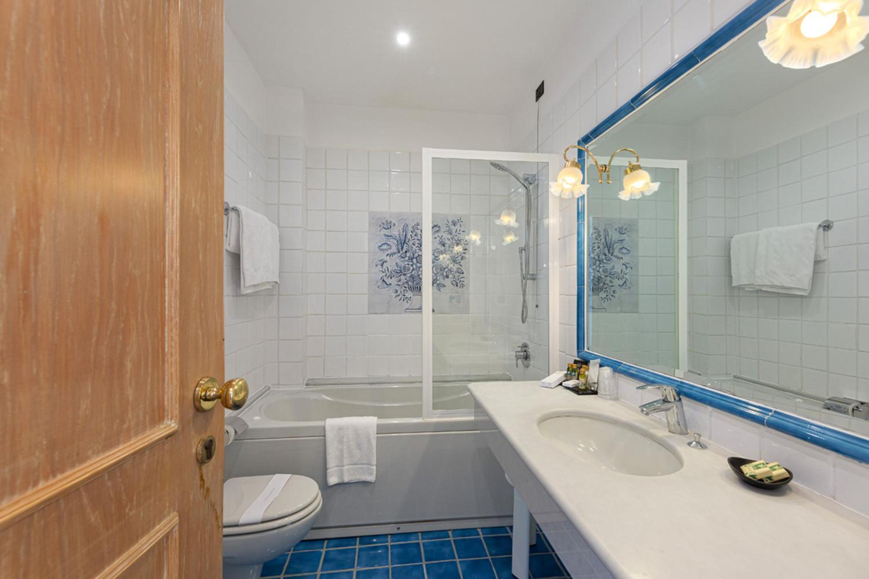 Junior Suite with Balcony - Photo 5