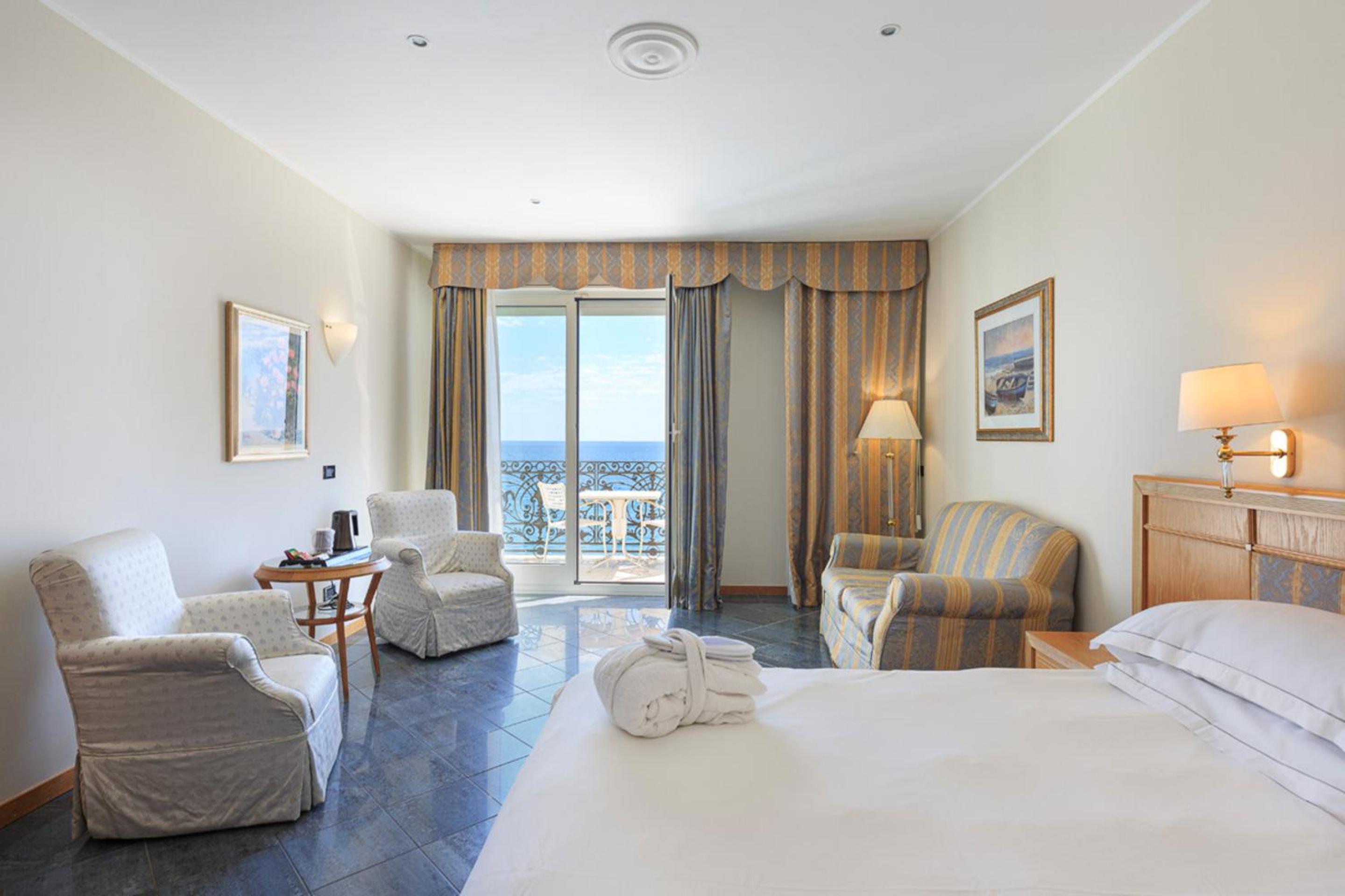 Junior Suite with Balcony - Photo 7
