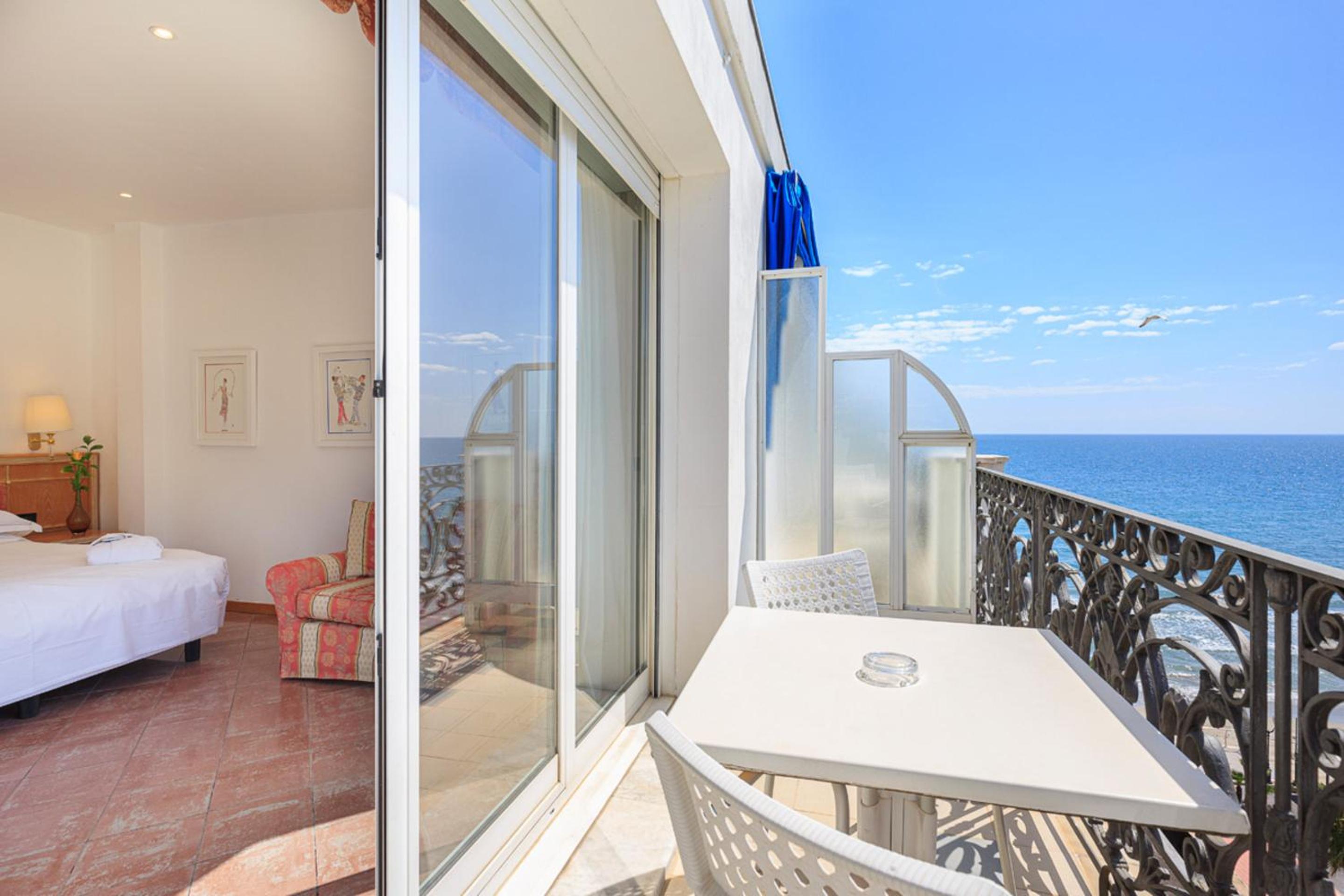 Junior Suite with Balcony - Photo 23