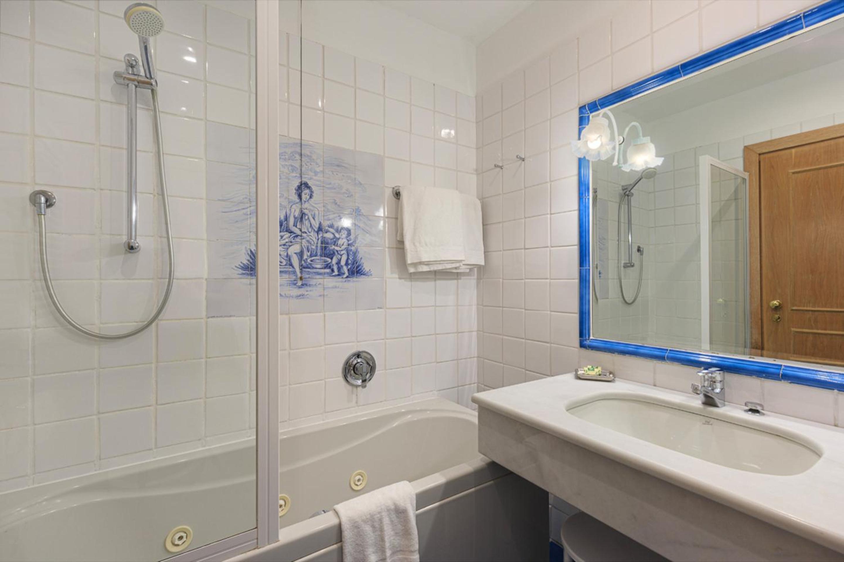 Junior Suite with Balcony - Photo 12