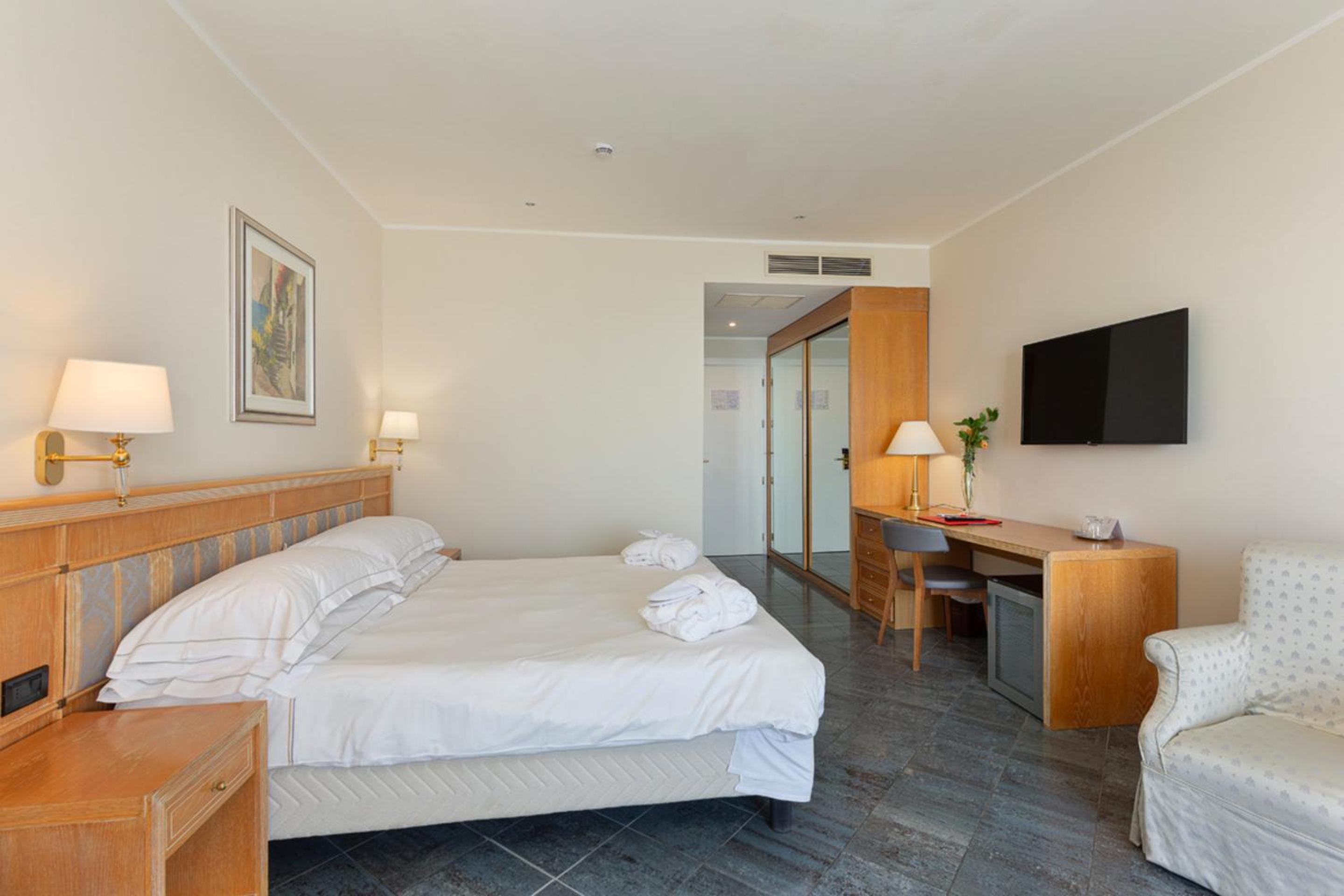 Junior Suite with Balcony - Photo 3