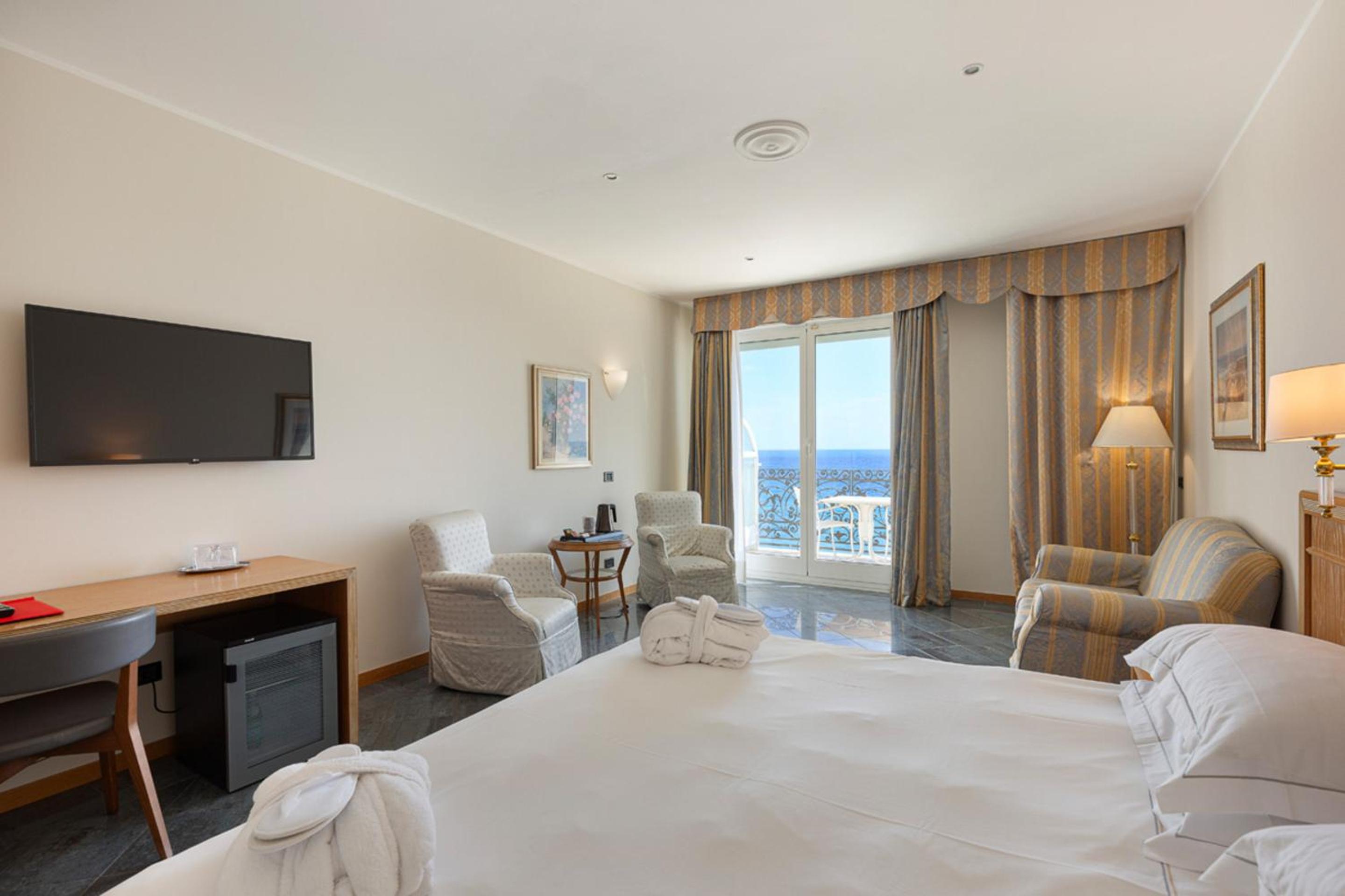 Junior Suite with Balcony - Photo 6