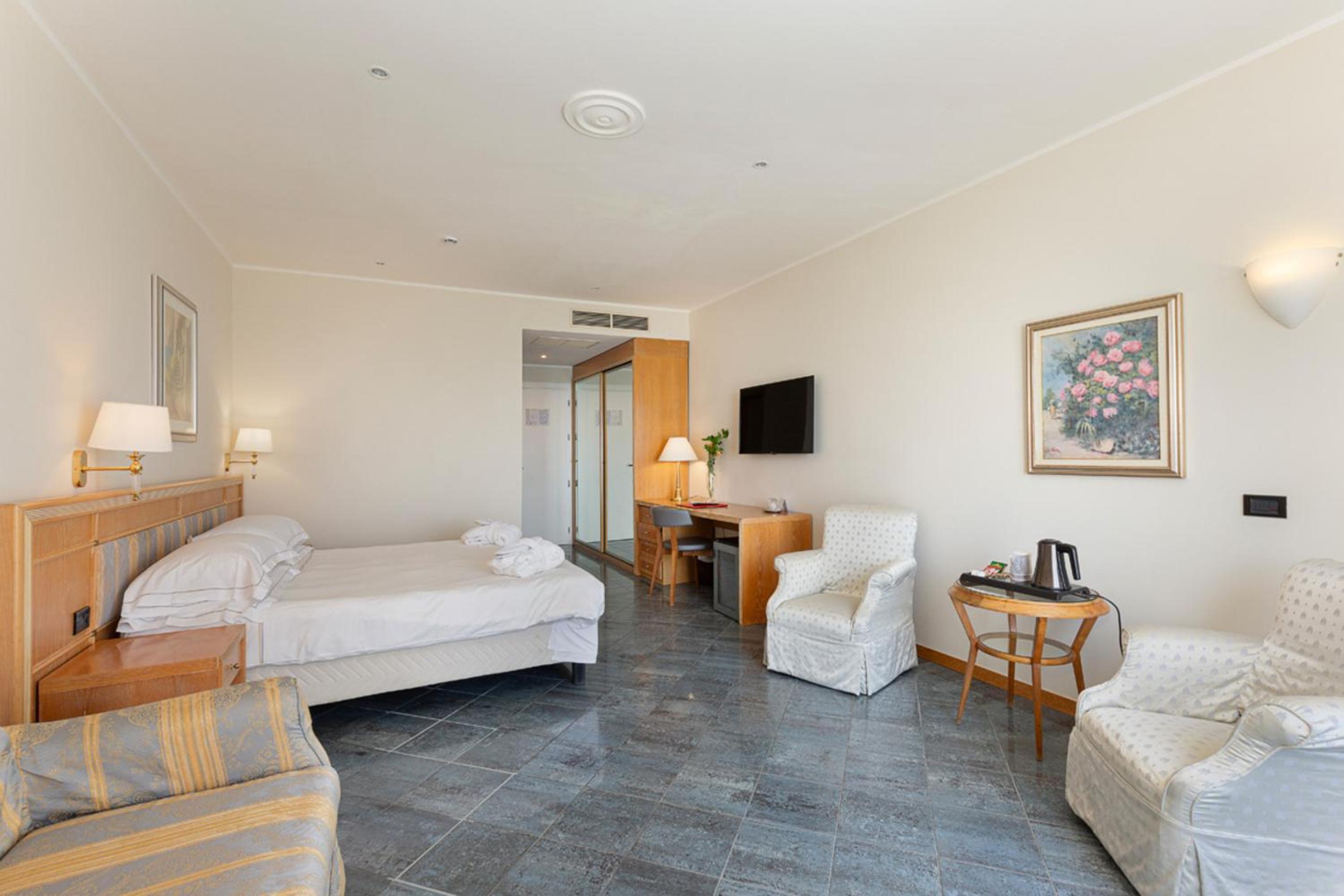 Junior Suite with Balcony - Photo 21