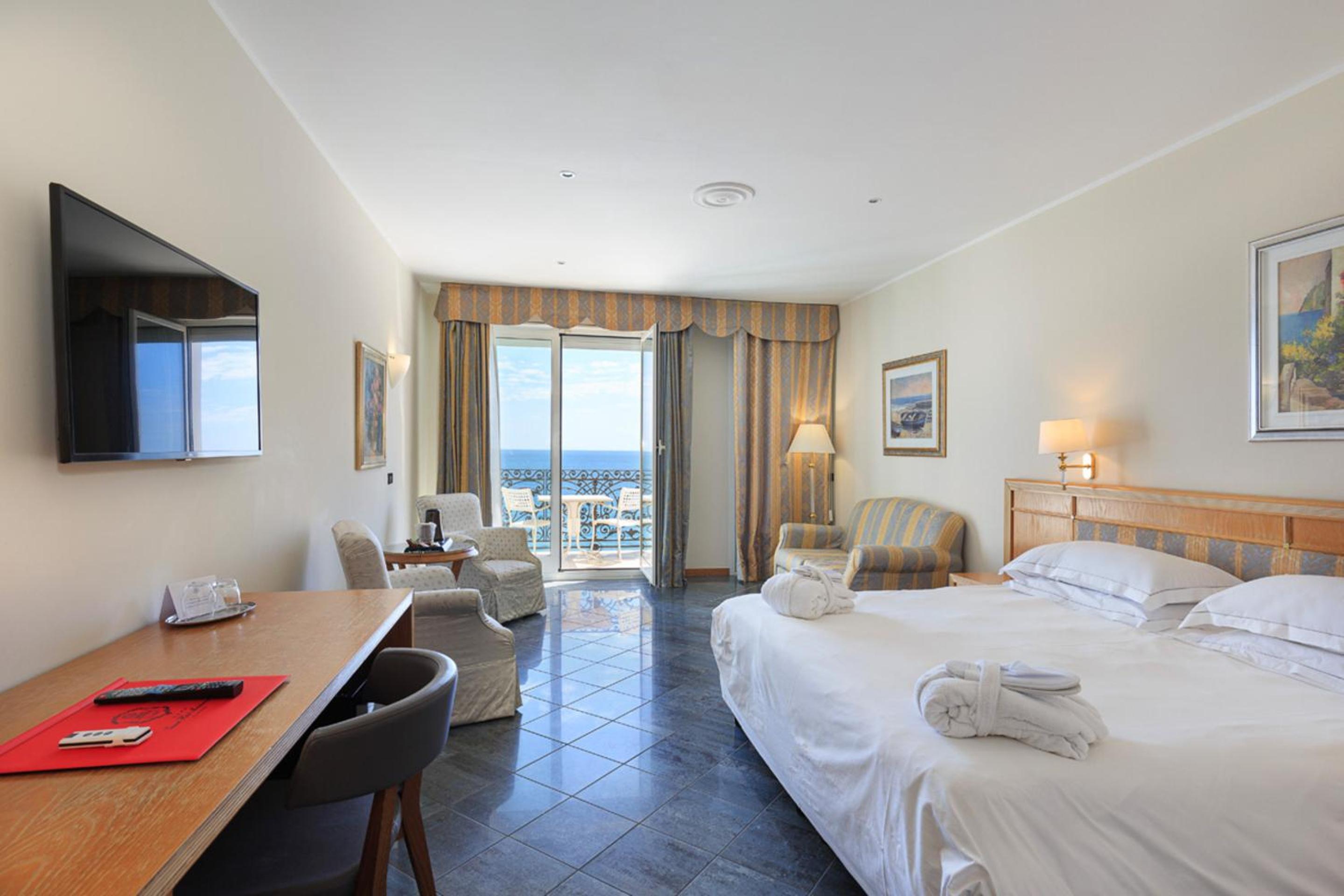 Junior Suite with Balcony - Photo 22