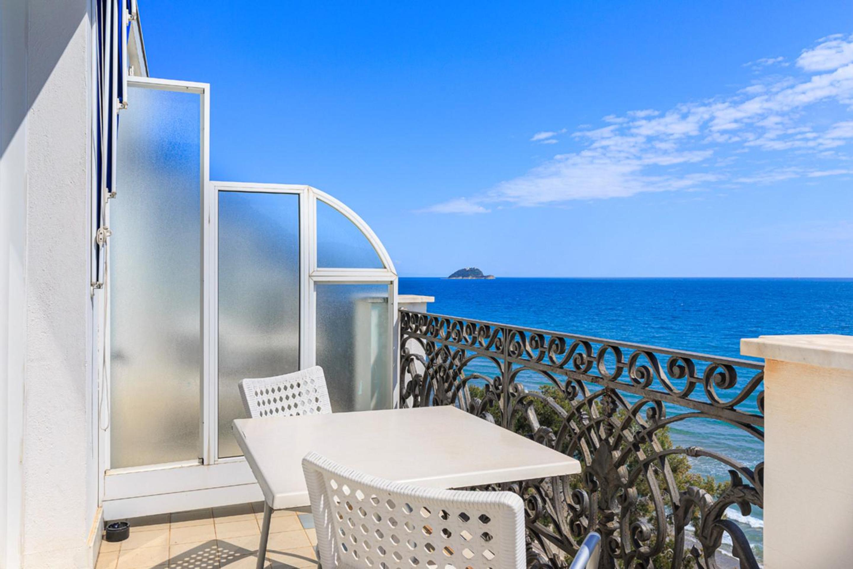 Junior Suite with Balcony - Photo 17