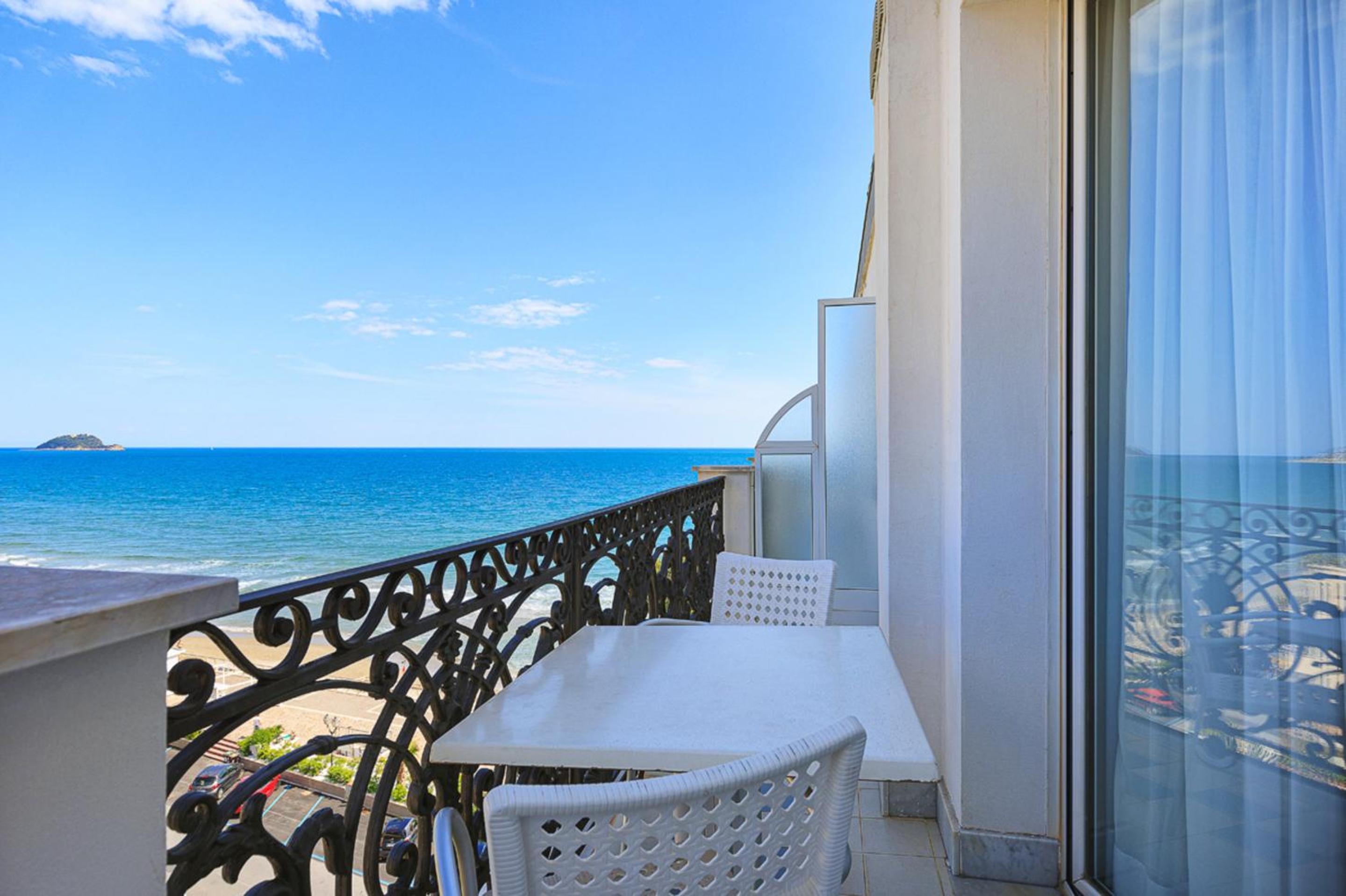 Junior Suite with Balcony - Photo 16
